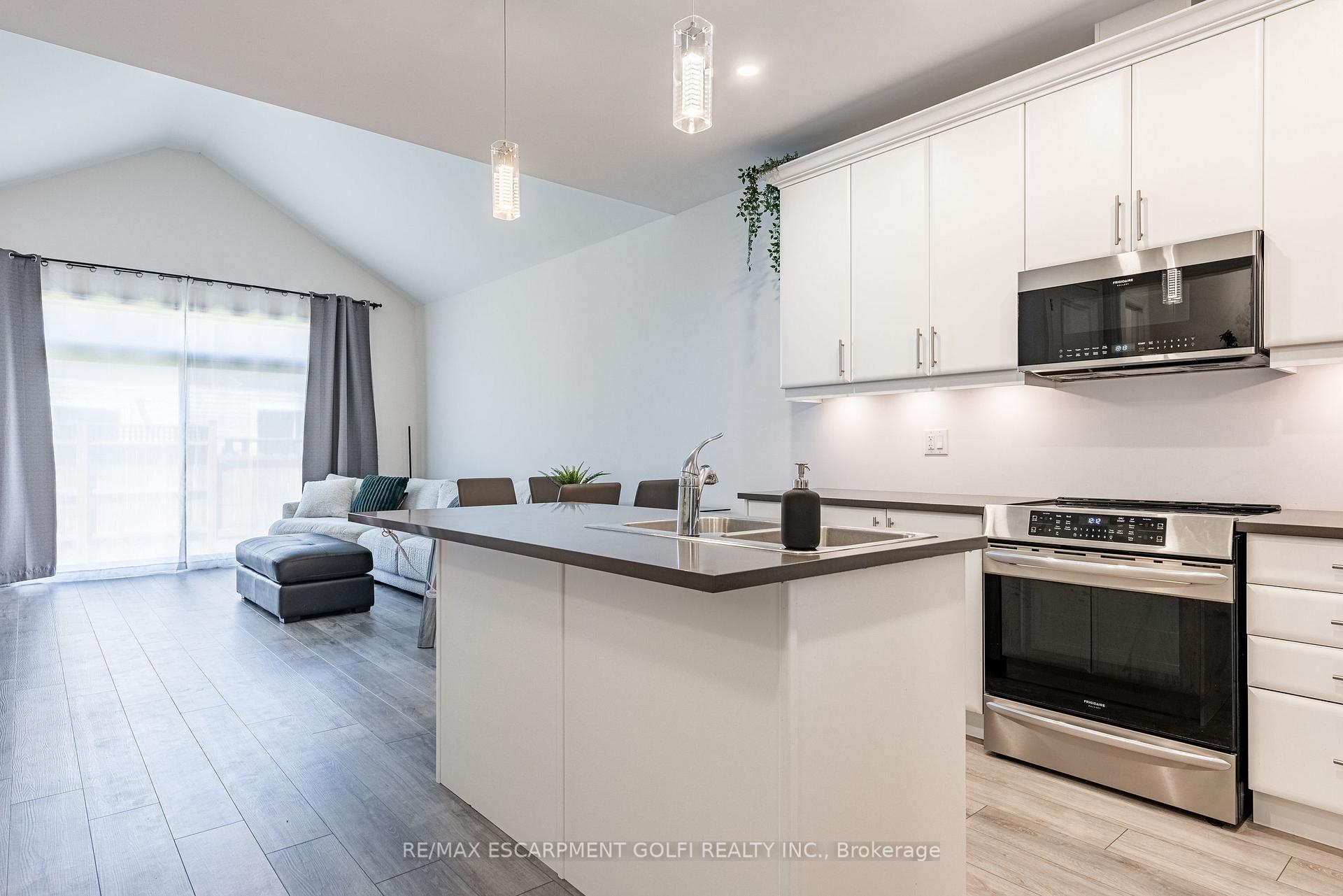 Photo 6 of 39 Cosmopolitan Common, St. Catharines, Carlton/Bunting — HOMEH