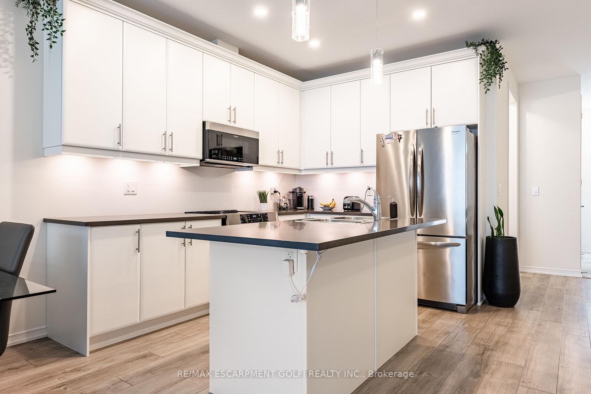 Photo 10 of 39 Cosmopolitan Common, St. Catharines, Carlton/Bunting — HOMEH