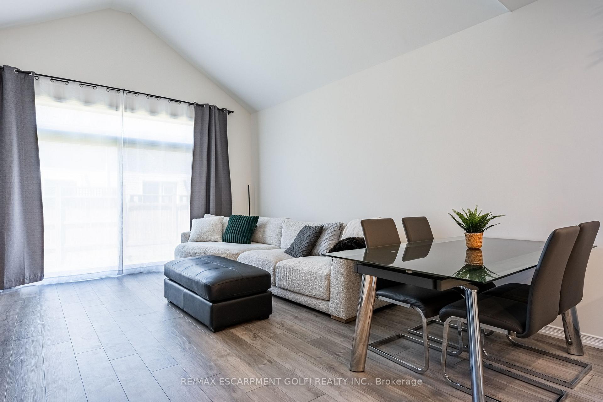 Photo 12 of 39 Cosmopolitan Common, St. Catharines, Carlton/Bunting — HOMEH