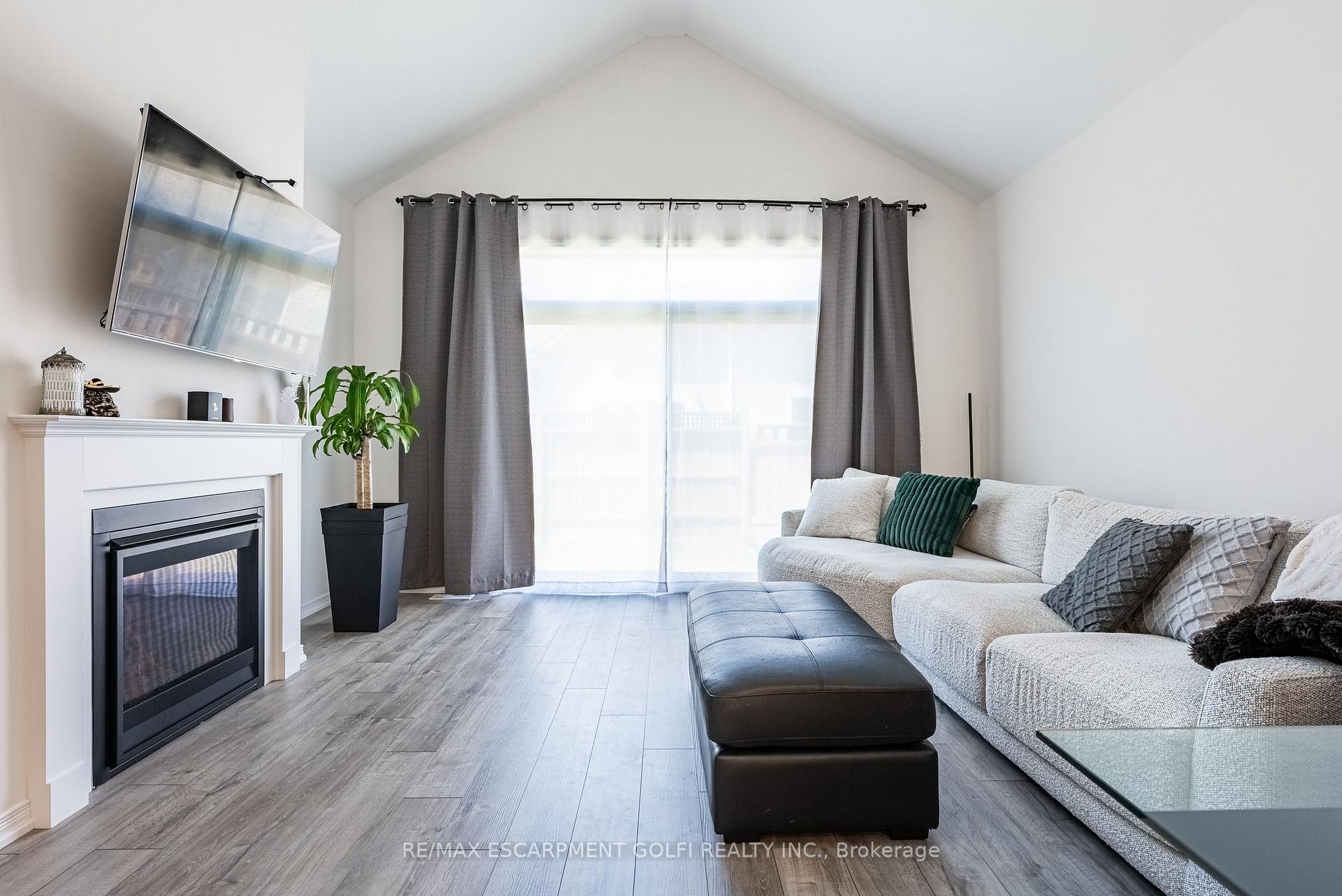 Photo 13 of 39 Cosmopolitan Common, St. Catharines, Carlton/Bunting — HOMEH