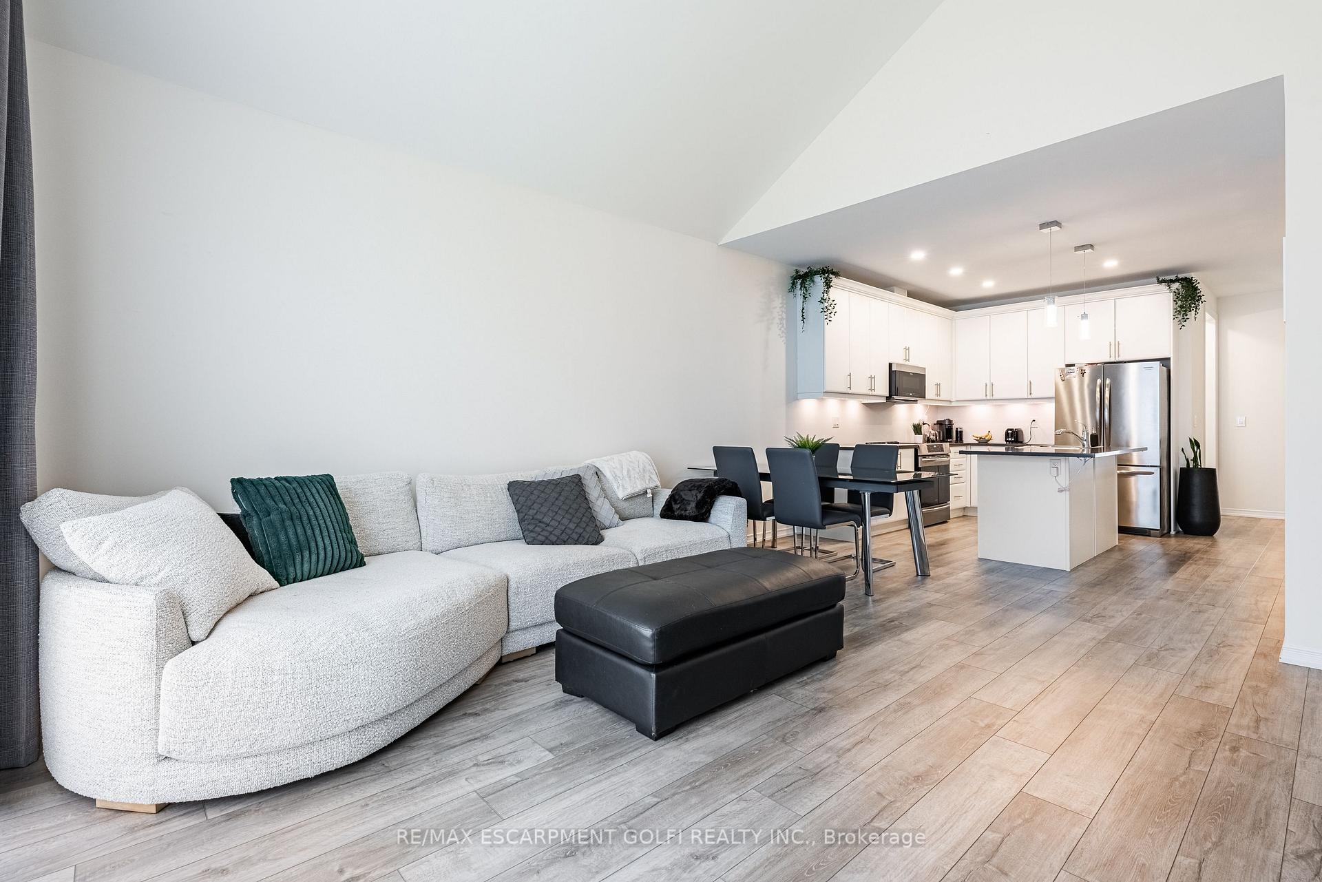 Photo 14 of 39 Cosmopolitan Common, St. Catharines, Carlton/Bunting — HOMEH