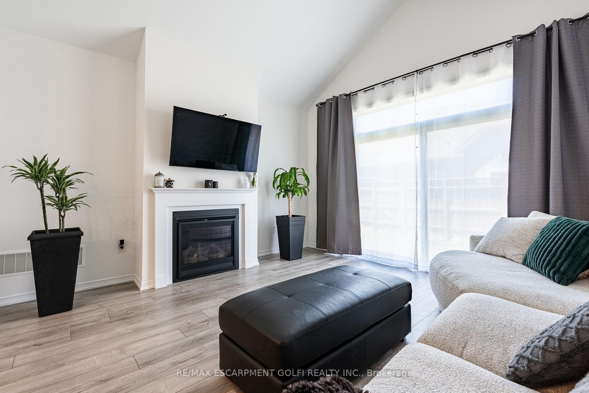 Photo 16 of 39 Cosmopolitan Common, St. Catharines, Carlton/Bunting — HOMEH