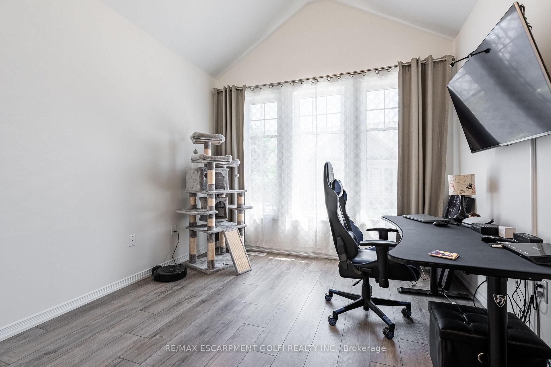 Photo 22 of 39 Cosmopolitan Common, St. Catharines, Carlton/Bunting — HOMEH
