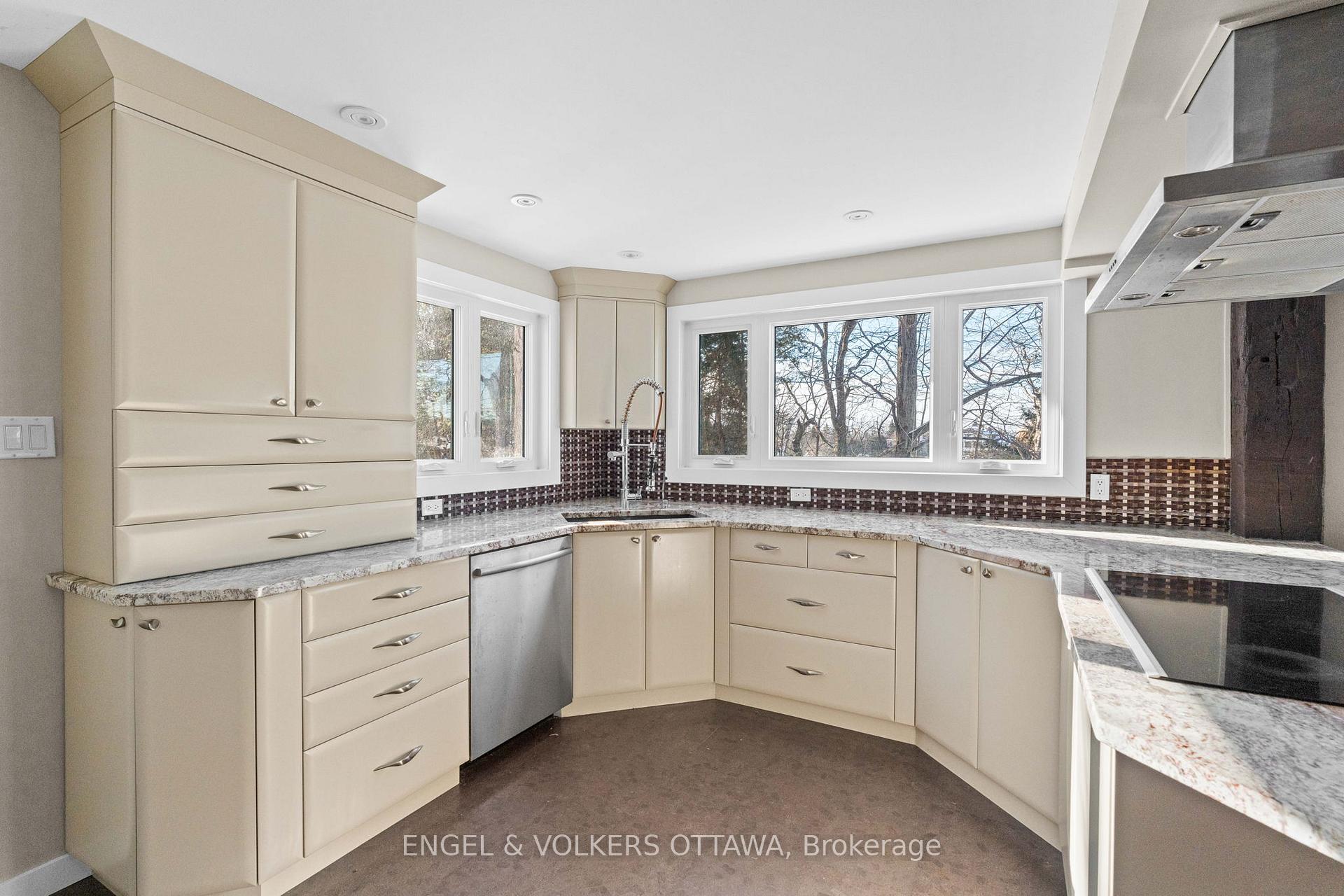 Photo 12 of 32 Ryeburn Drive, Ottawa, Riverside South/Gloucester Glen — HOMEH