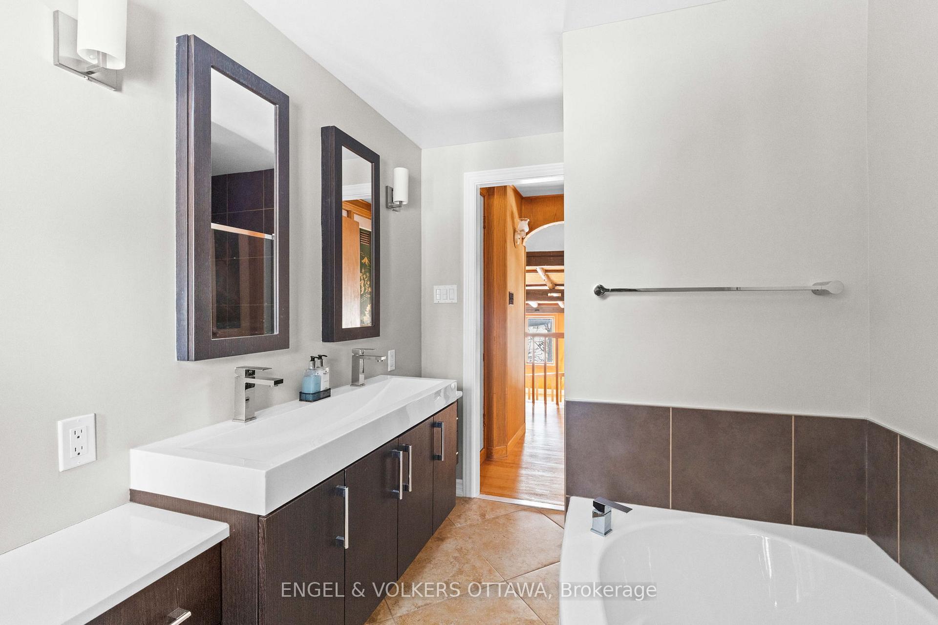 Photo 25 of 32 Ryeburn Drive, Ottawa, Riverside South/Gloucester Glen — HOMEH