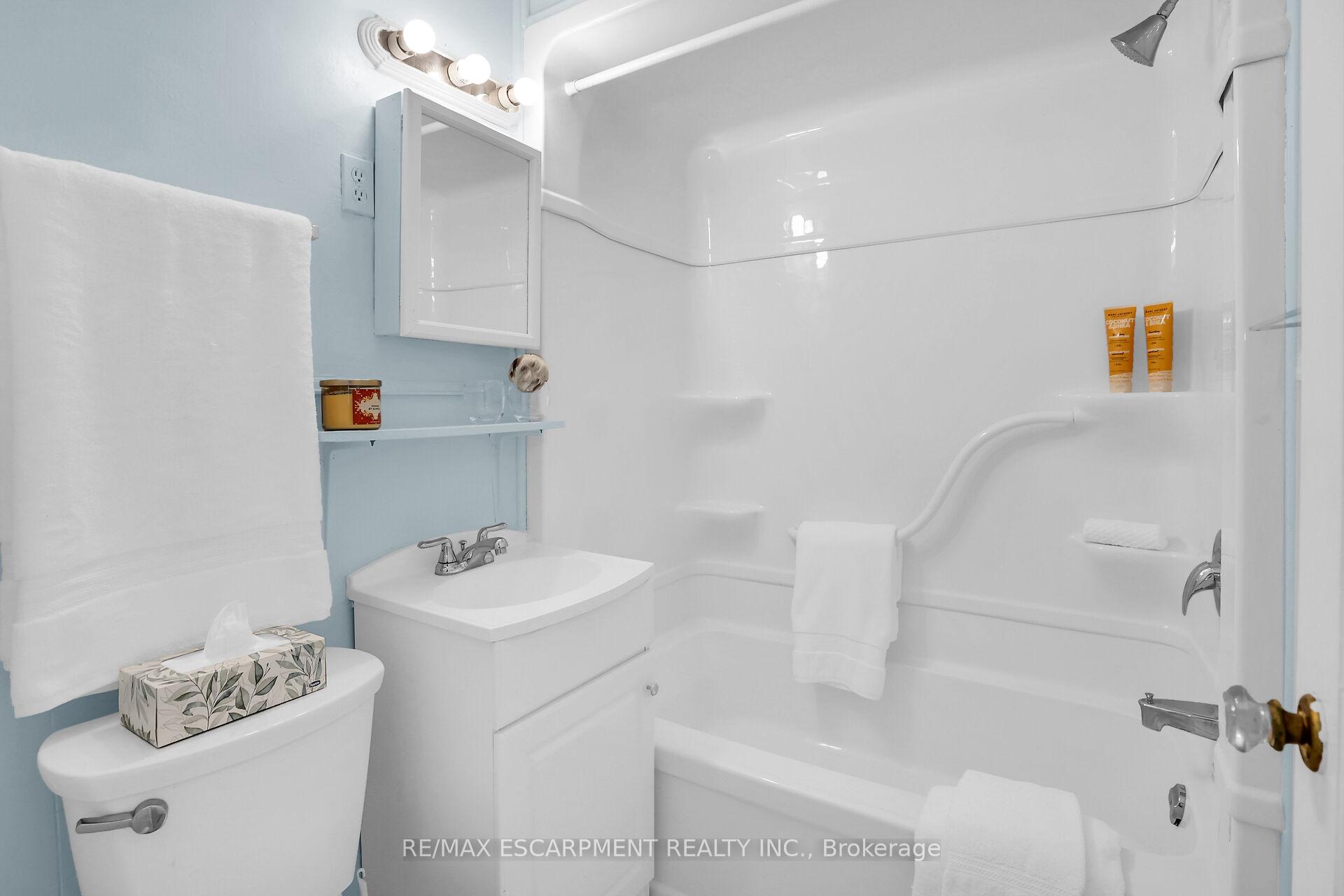 Photo 11 of 15 Verdun Avenue, St. Catharines, Port Dalhousie — HOMEH