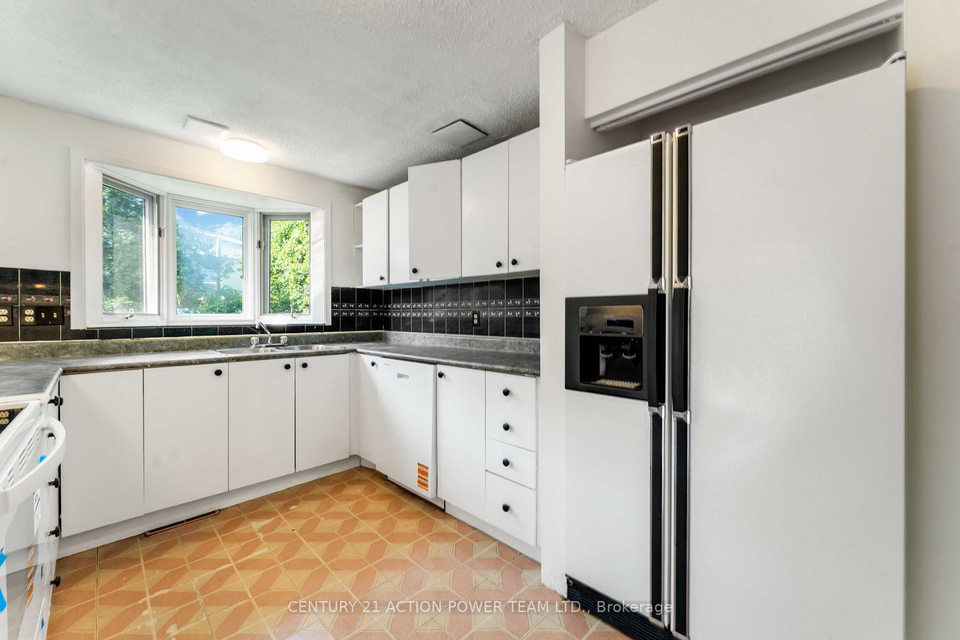 Photo 9 of 63 Chesterton Drive, Ottawa, Borden Farm/Stewart Farm/Carleton Heights/Parkwood Hills — HOMEH