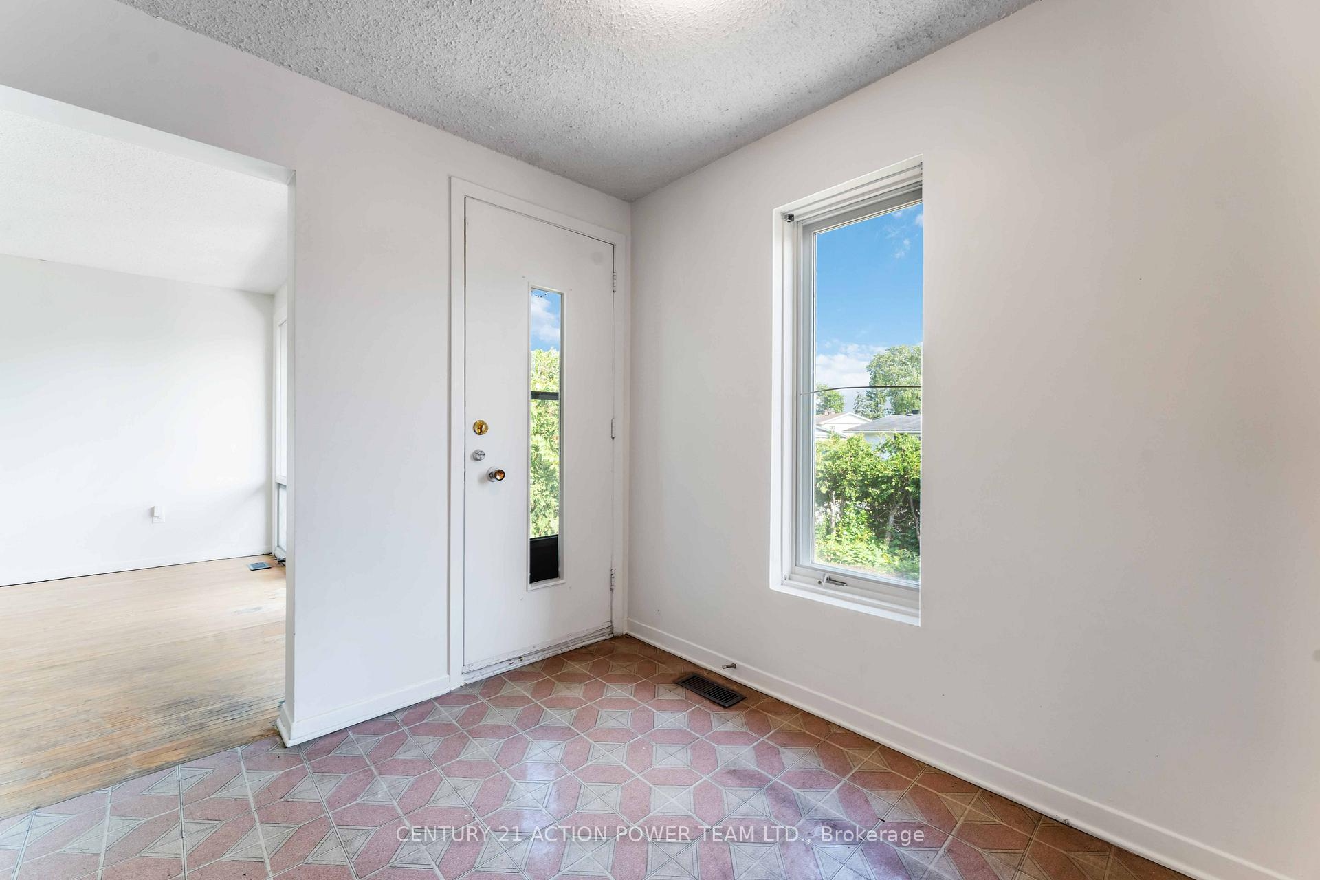 Photo 33 of 63 Chesterton Drive, Ottawa, Borden Farm/Stewart Farm/Carleton Heights/Parkwood Hills — HOMEH