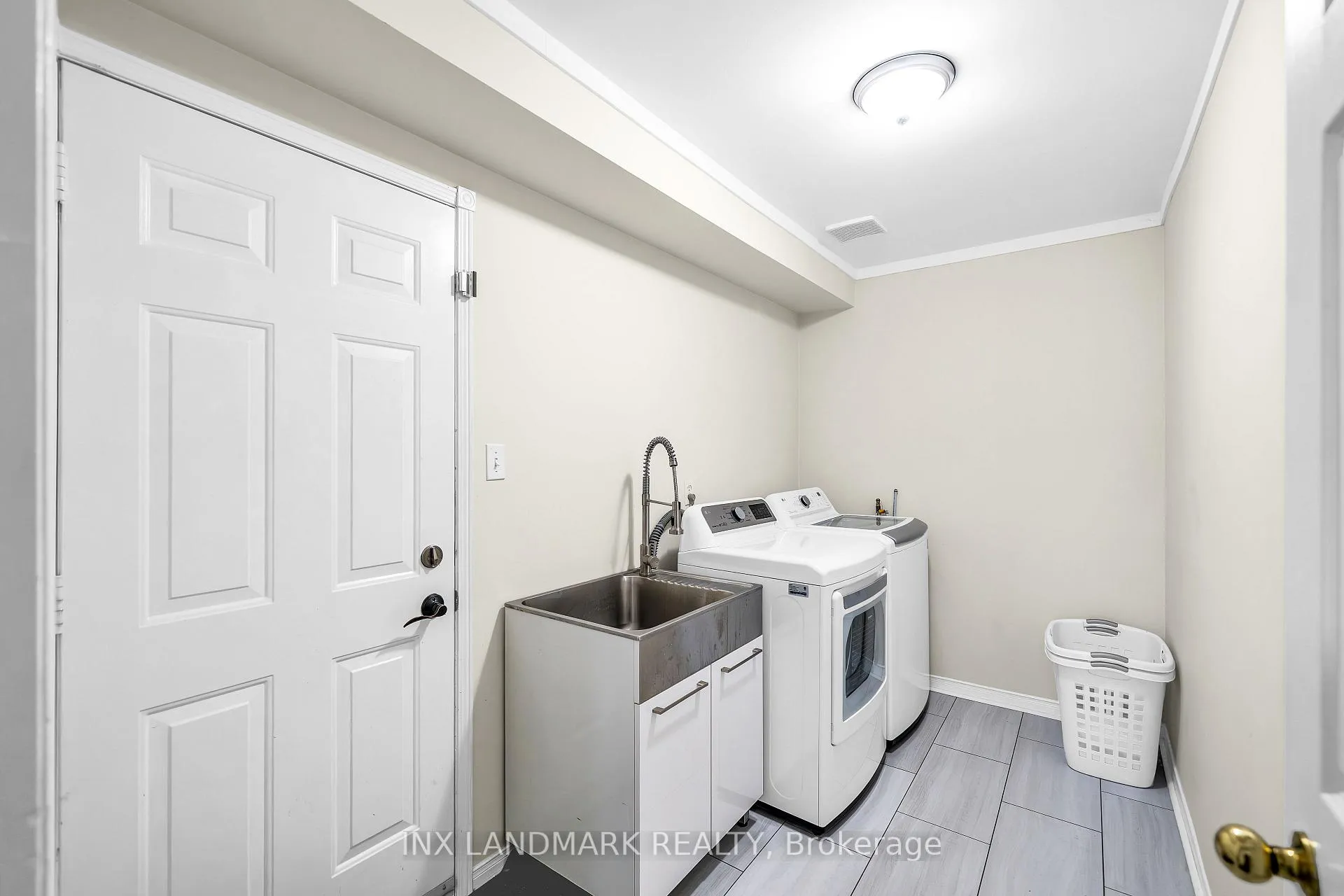 Photo 21 of 16 Bancroft Crescent, Whitby, Williamsburg — HOMEH