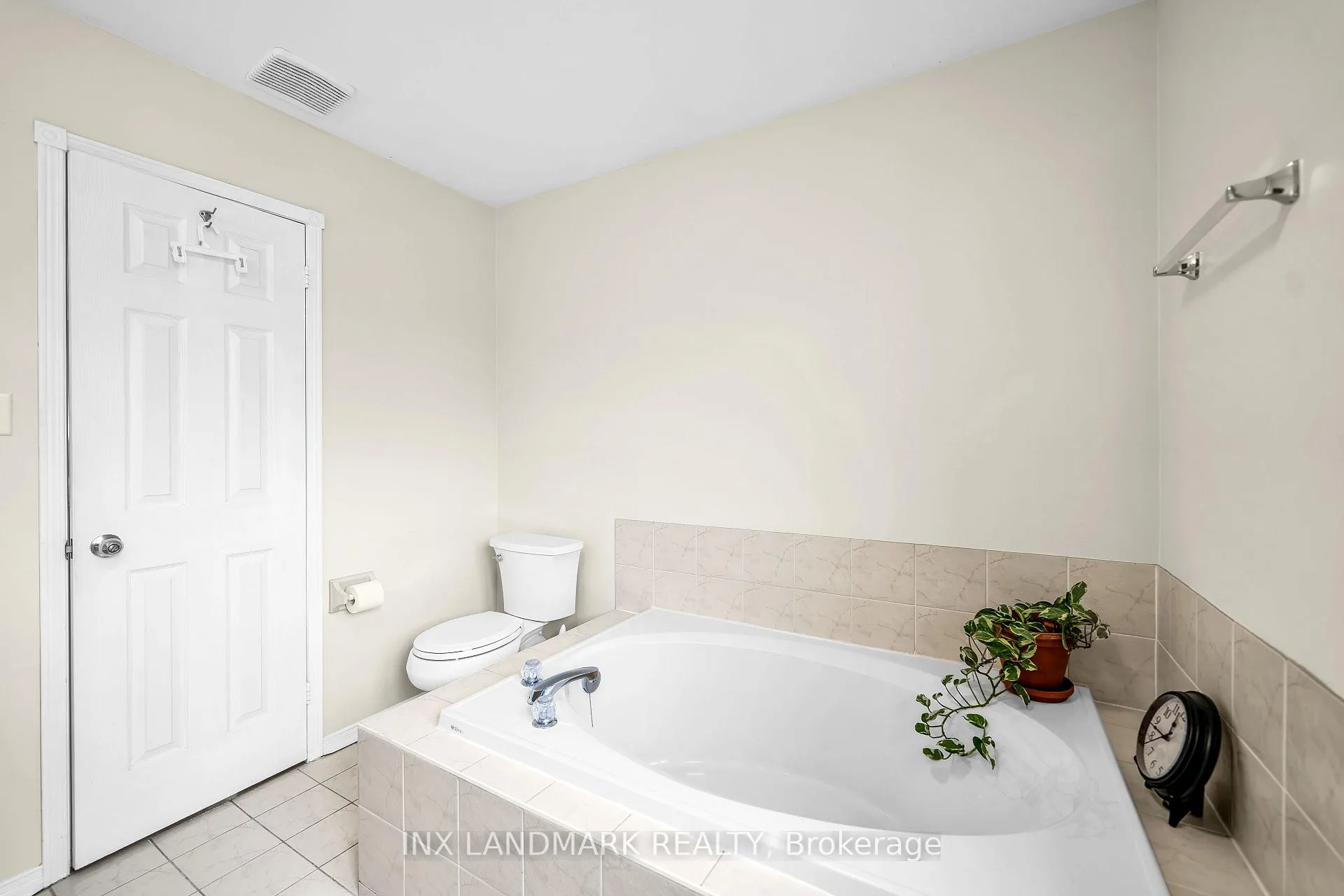 Photo 26 of 16 Bancroft Crescent, Whitby, Williamsburg — HOMEH