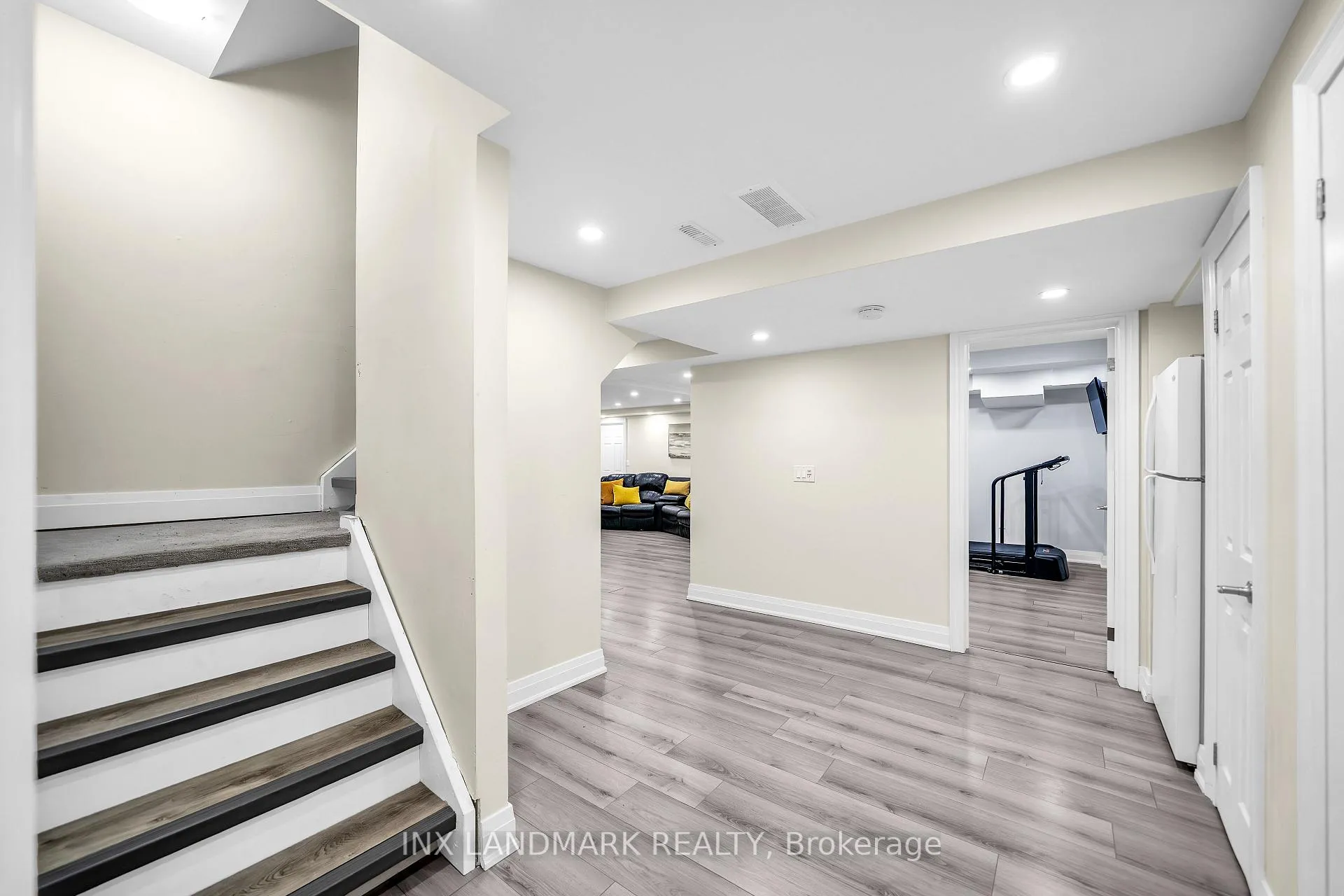 Photo 31 of 16 Bancroft Crescent, Whitby, Williamsburg — HOMEH