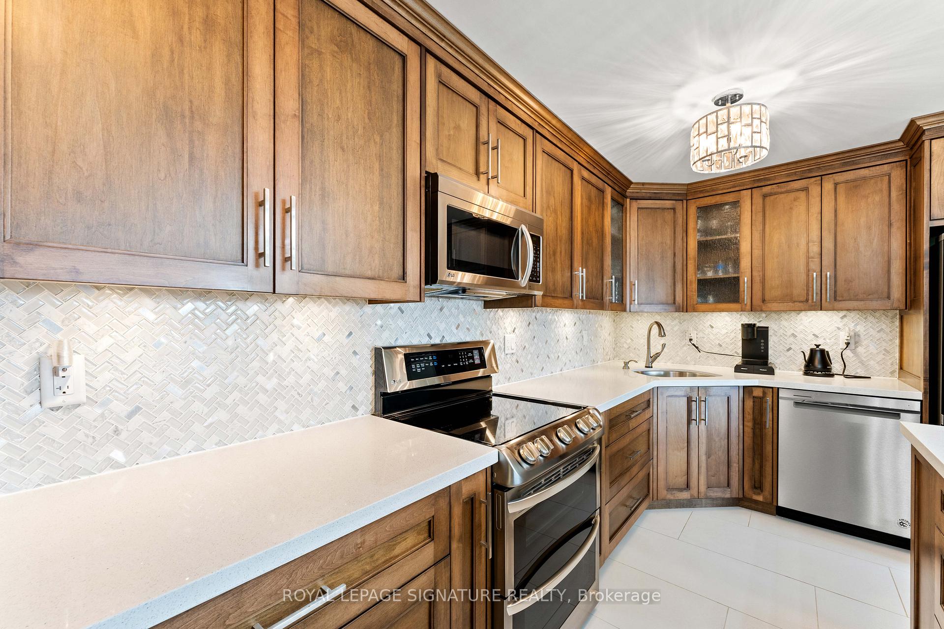 Photo 13 of Unit 1007, 250 Davis Drive, Newmarket, Central Newmarket — HOMEH
