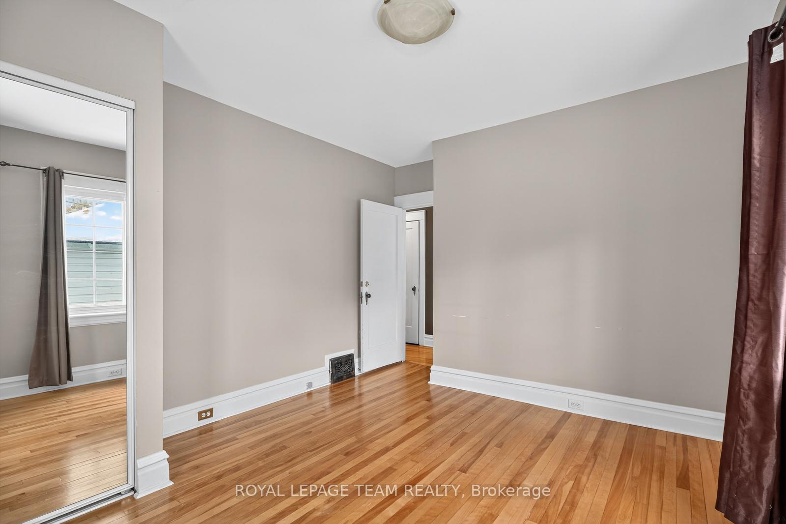Photo 20 of 405 Hamilton Avenue S, Ottawa, Civic Hospital — HOMEH