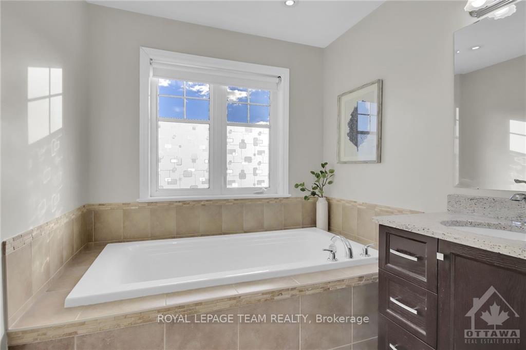 Photo 18 of 368 Horseshoe Crescent, Ottawa, Stittsville (North) — HOMEH