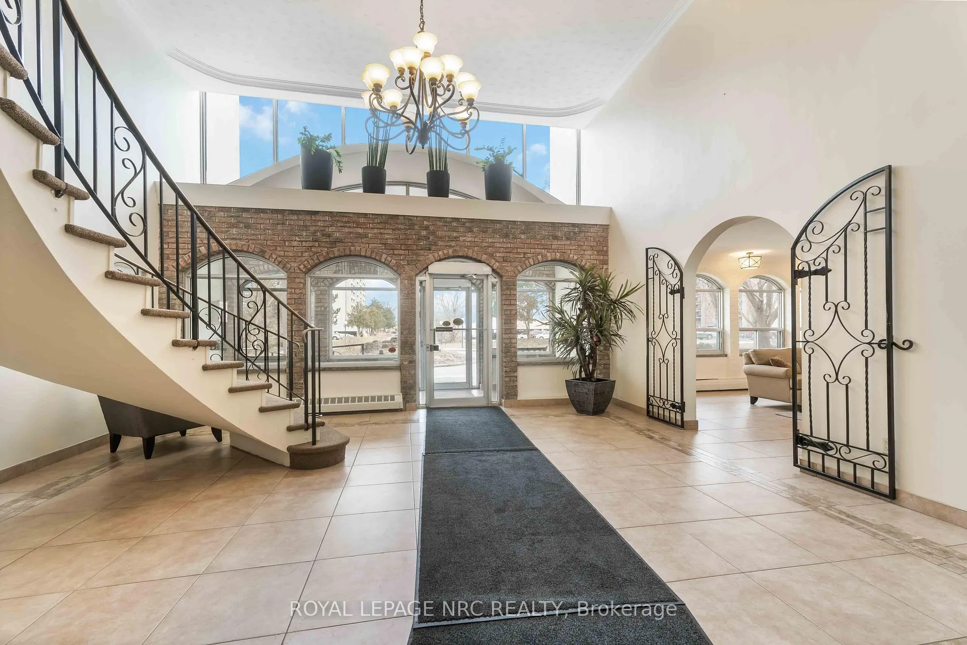 Photo 3 of Unit 805, 365 Geneva Street, St. Catharines, Fairview — HOMEH