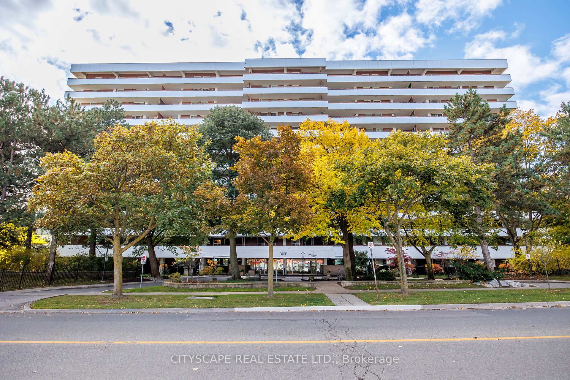 Front of Unit 810, 1 Royal Orchard Boulevard