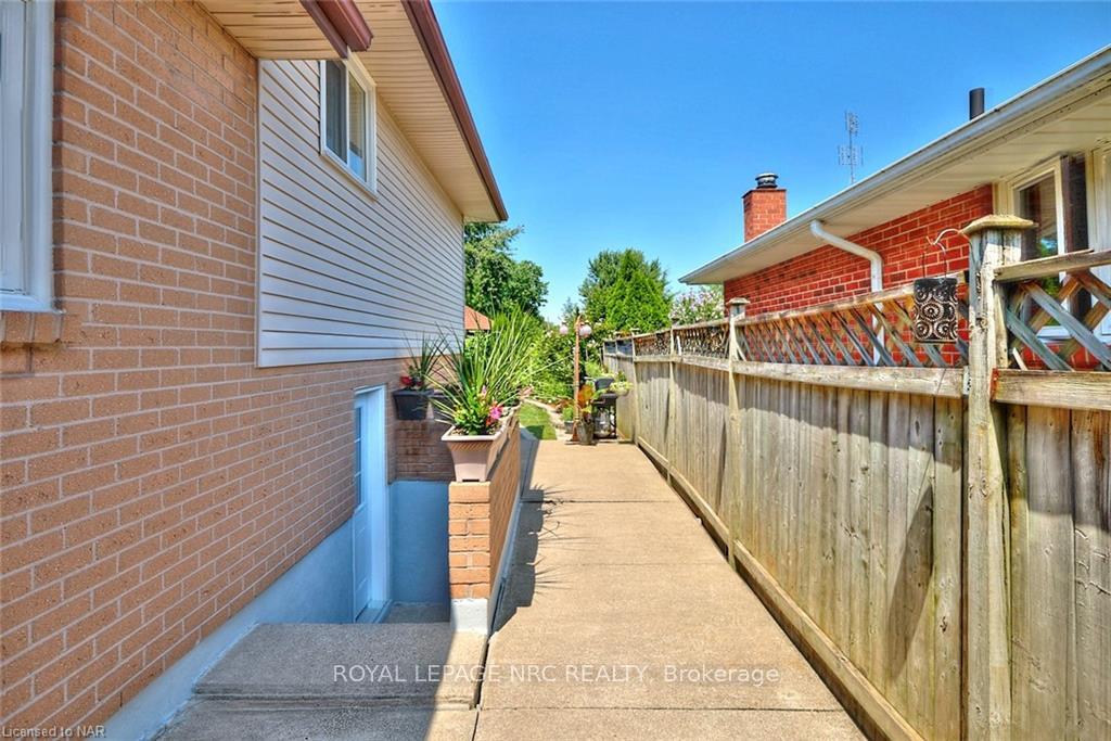 Photo 2 of 23 Andrea Drive, St. Catharines, Rykert/Vansickle — HOMEH