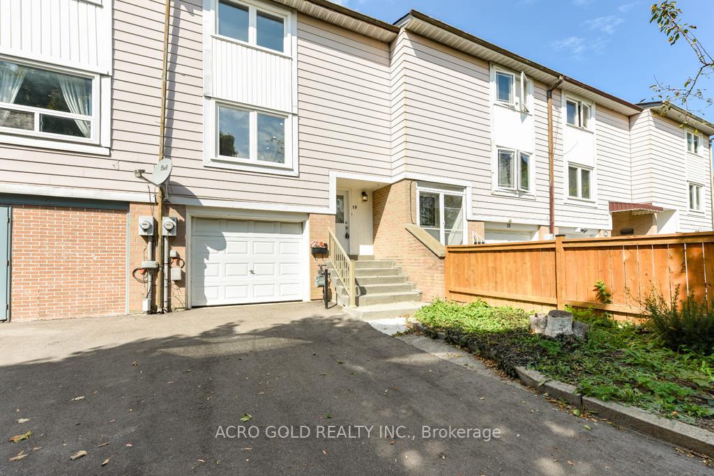 Front of 19 Hoskins Square