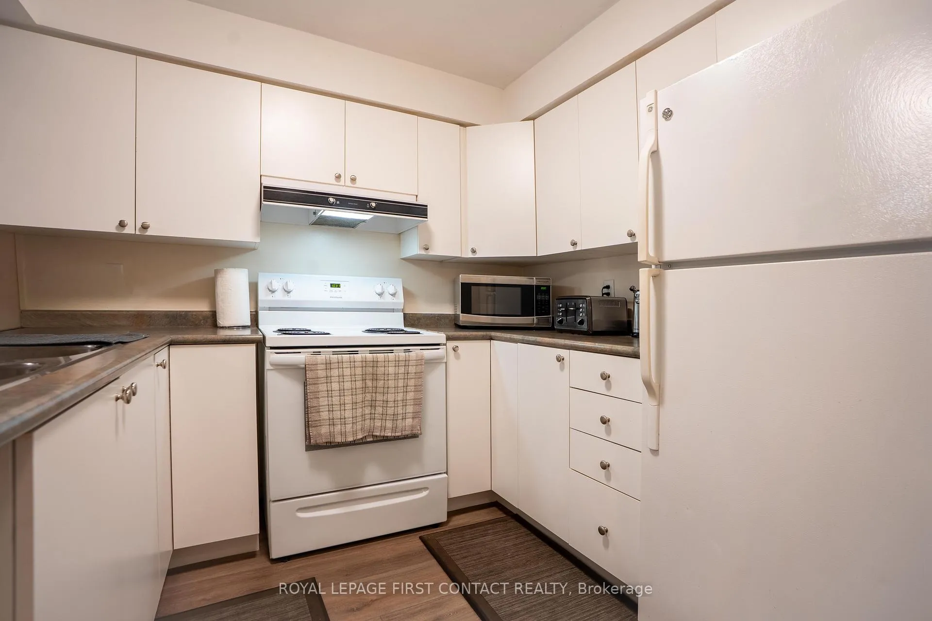 Photo 4 of Unit 104, 117 Edgehill Drive, Barrie, Edgehill Drive — HOMEH