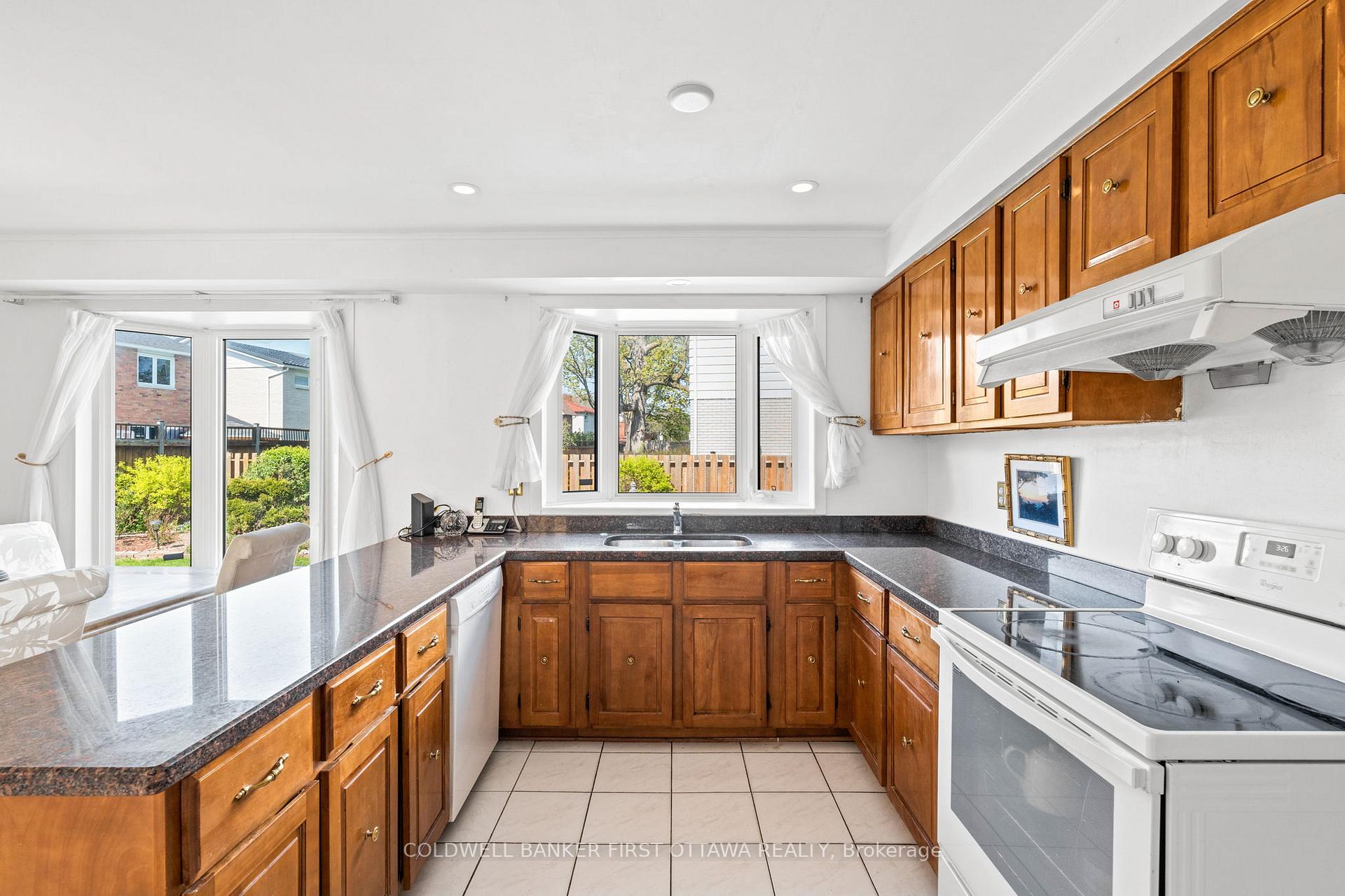 Photo 33 of 16 Denewood Crescent, Ottawa, Pineglen/Country Place — HOMEH