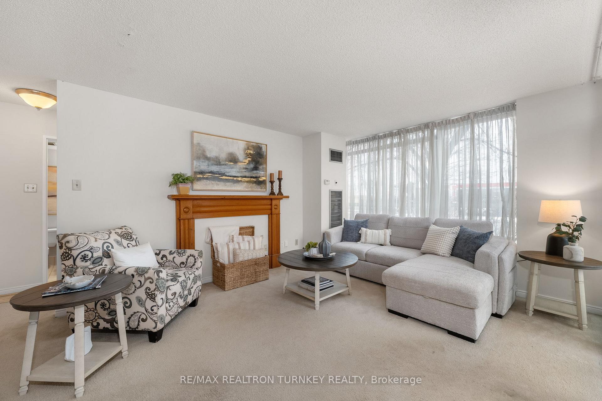 Photo 3 of Unit 114, 14924 Yonge Street, Aurora, Aurora Highlands — HOMEH