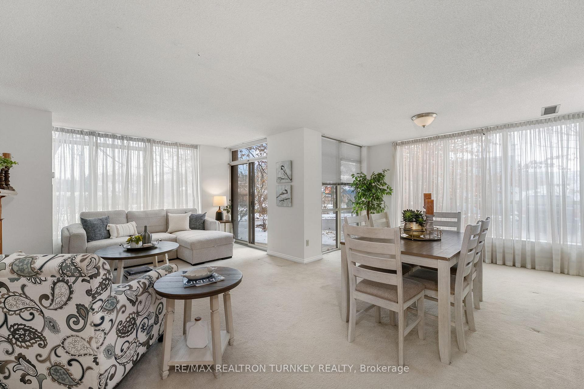 Photo 4 of Unit 114, 14924 Yonge Street, Aurora, Aurora Highlands — HOMEH