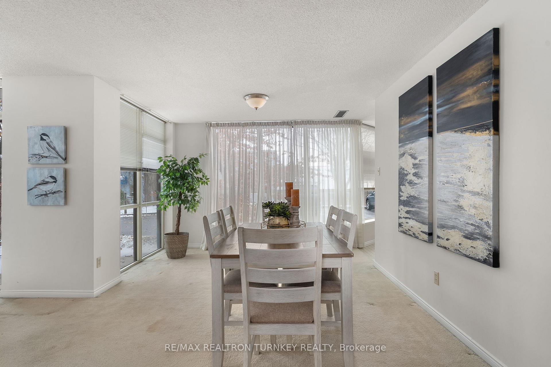 Photo 5 of Unit 114, 14924 Yonge Street, Aurora, Aurora Highlands — HOMEH