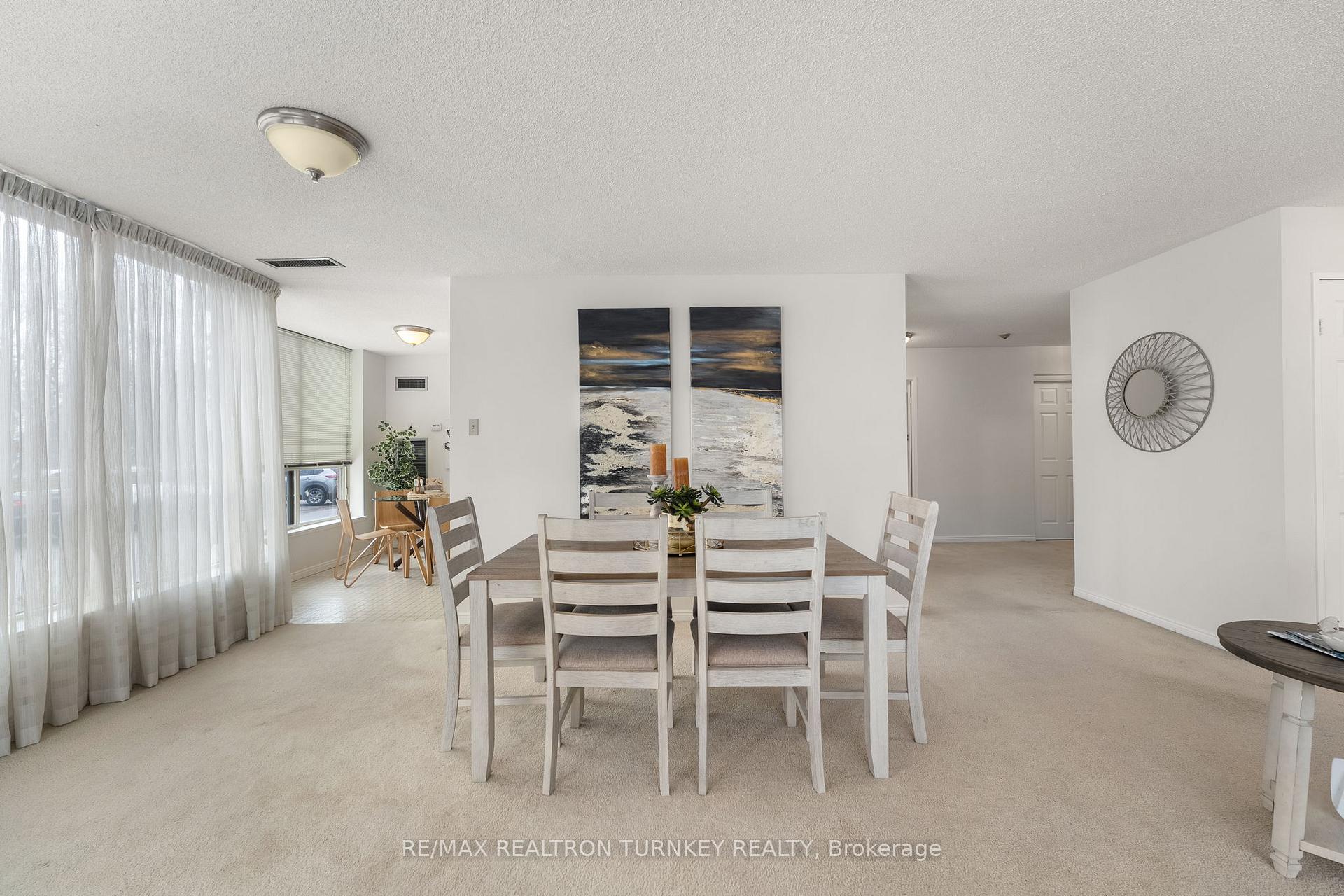 Photo 6 of Unit 114, 14924 Yonge Street, Aurora, Aurora Highlands — HOMEH