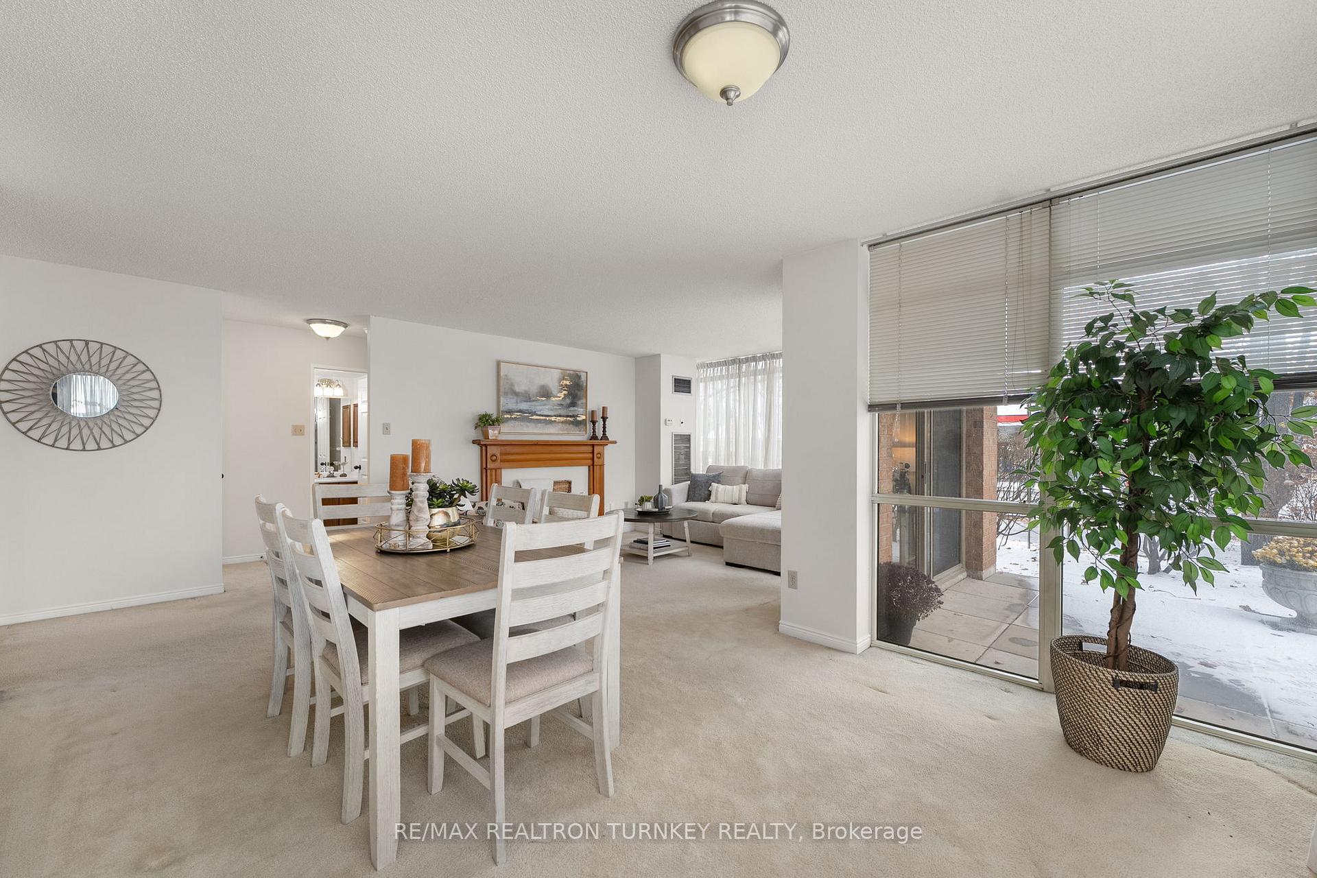 Photo 7 of Unit 114, 14924 Yonge Street, Aurora, Aurora Highlands — HOMEH