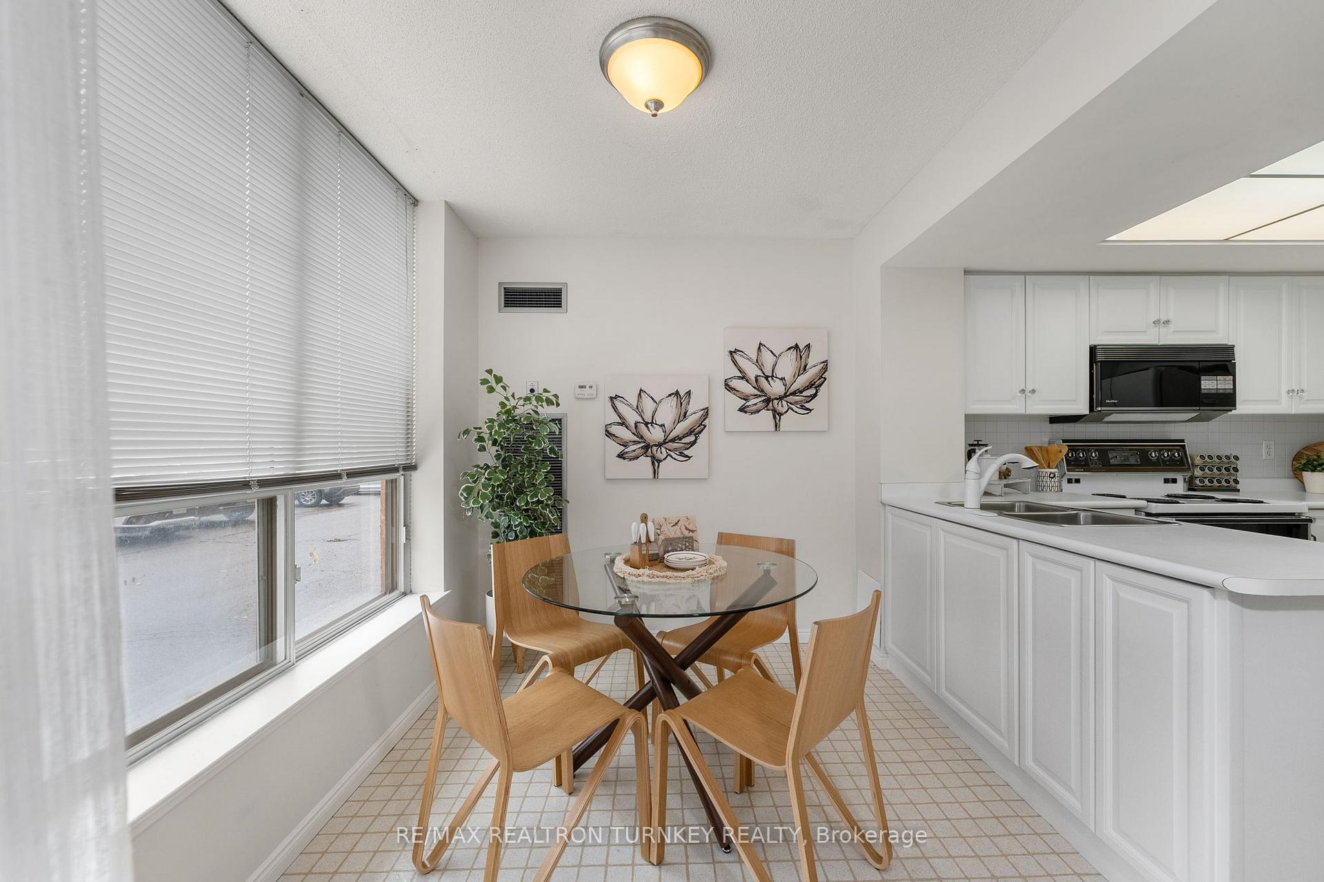Photo 8 of Unit 114, 14924 Yonge Street, Aurora, Aurora Highlands — HOMEH