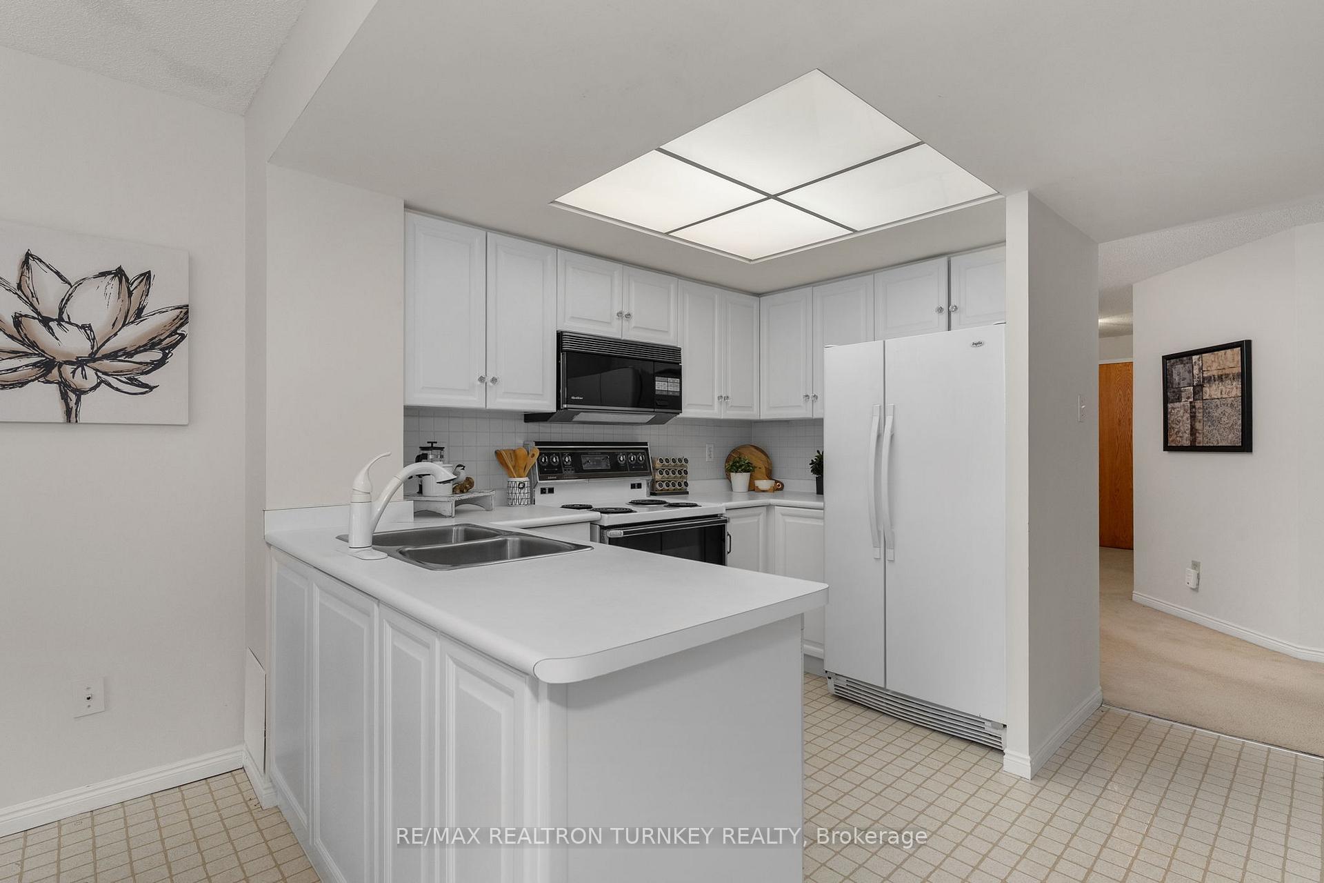 Photo 9 of Unit 114, 14924 Yonge Street, Aurora, Aurora Highlands — HOMEH