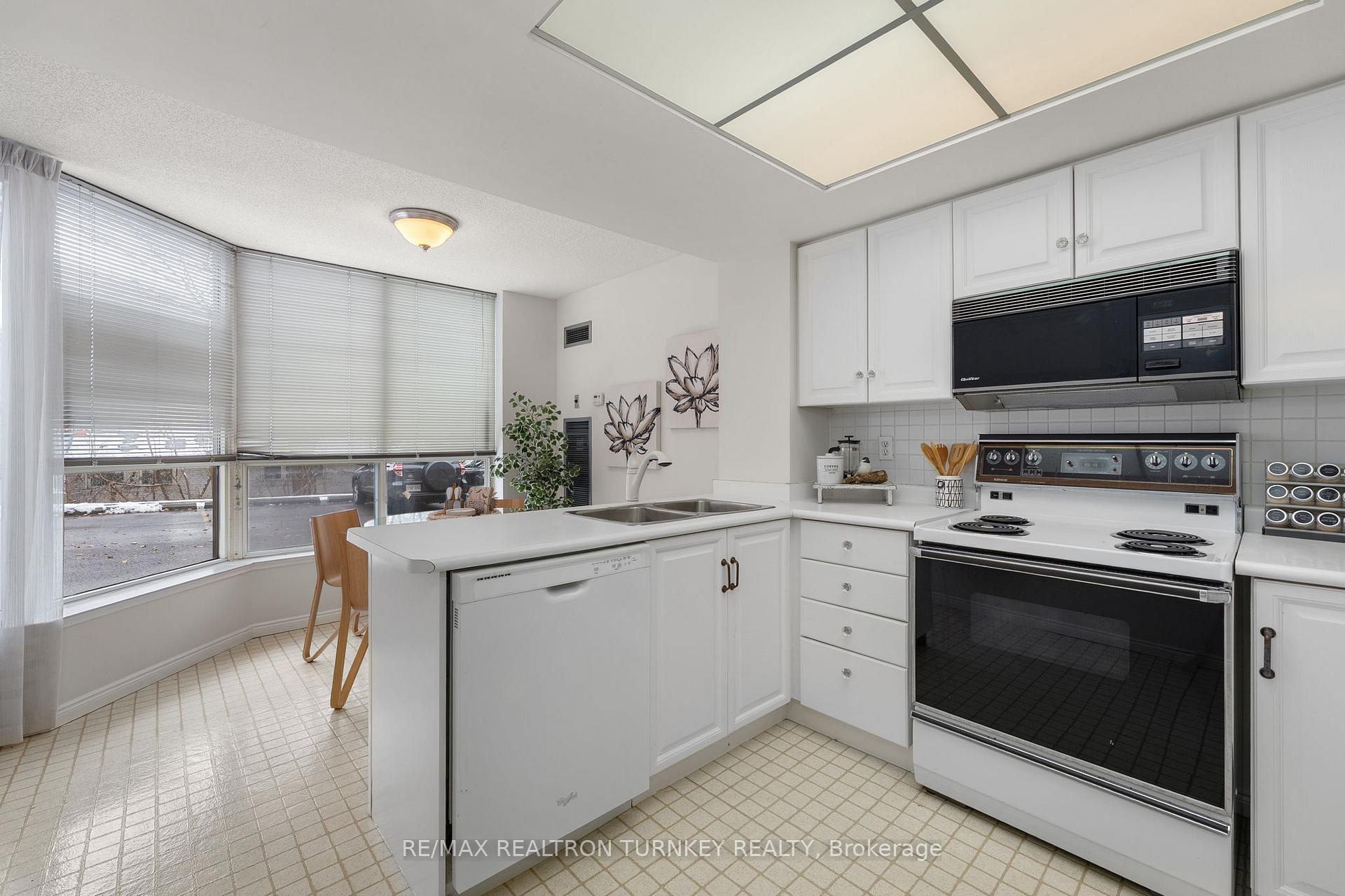 Photo 10 of Unit 114, 14924 Yonge Street, Aurora, Aurora Highlands — HOMEH