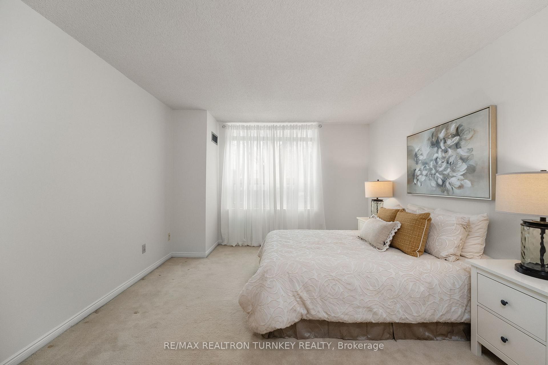 Photo 14 of Unit 114, 14924 Yonge Street, Aurora, Aurora Highlands — HOMEH