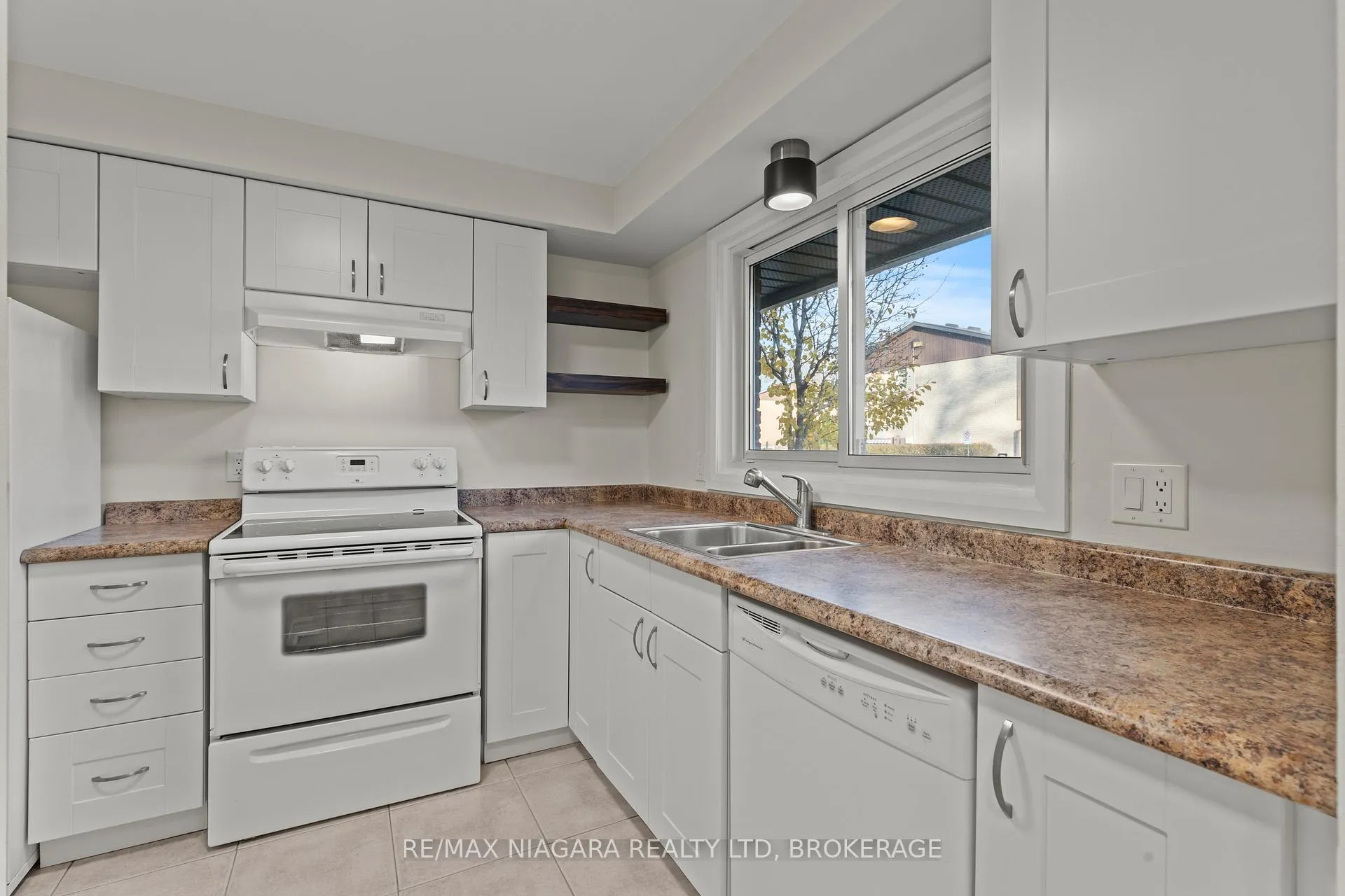 Photo 4 of Unit 35, 151 Linwell Road, St. Catharines, Lakeport — HOMEH