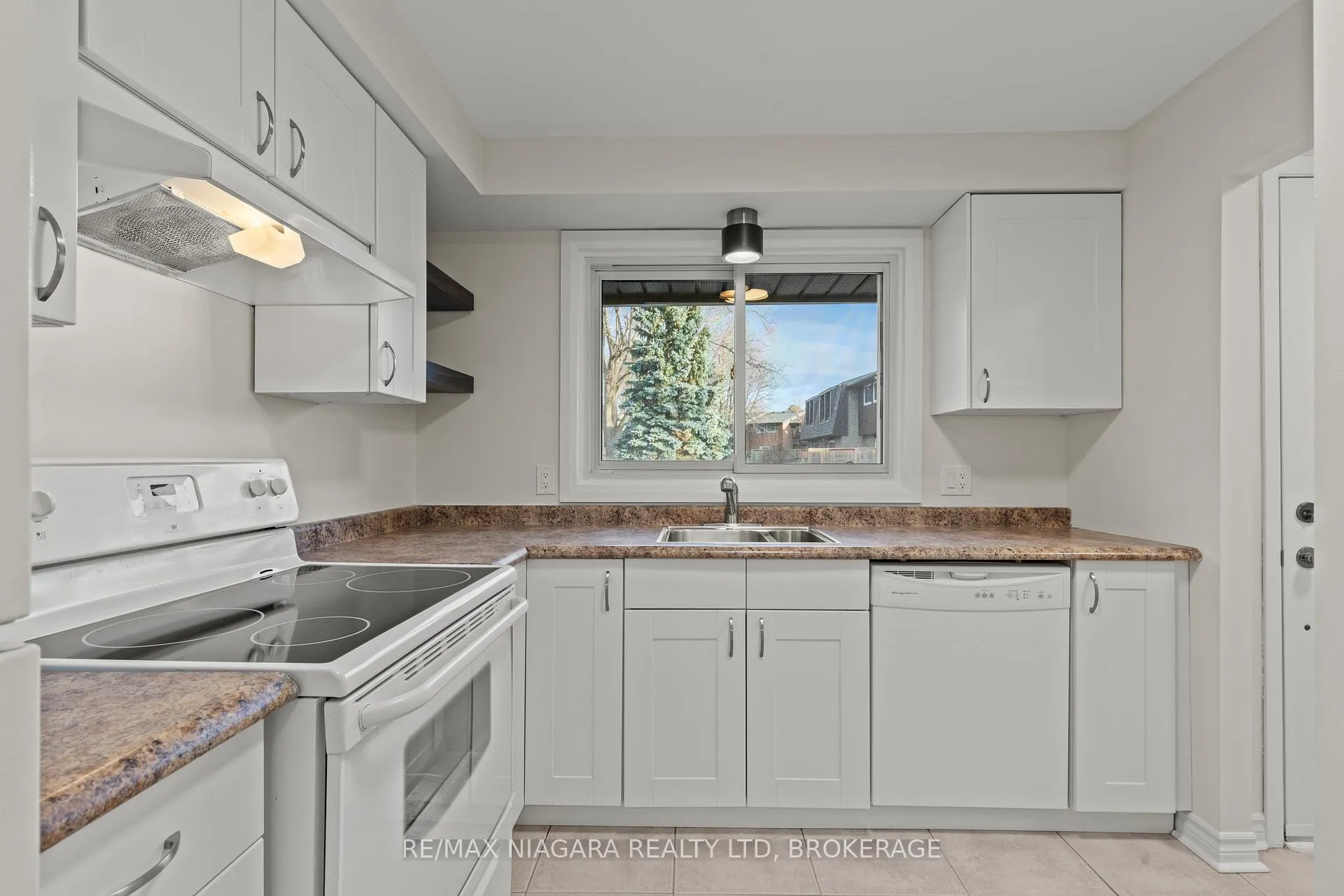 Photo 5 of Unit 35, 151 Linwell Road, St. Catharines, Lakeport — HOMEH