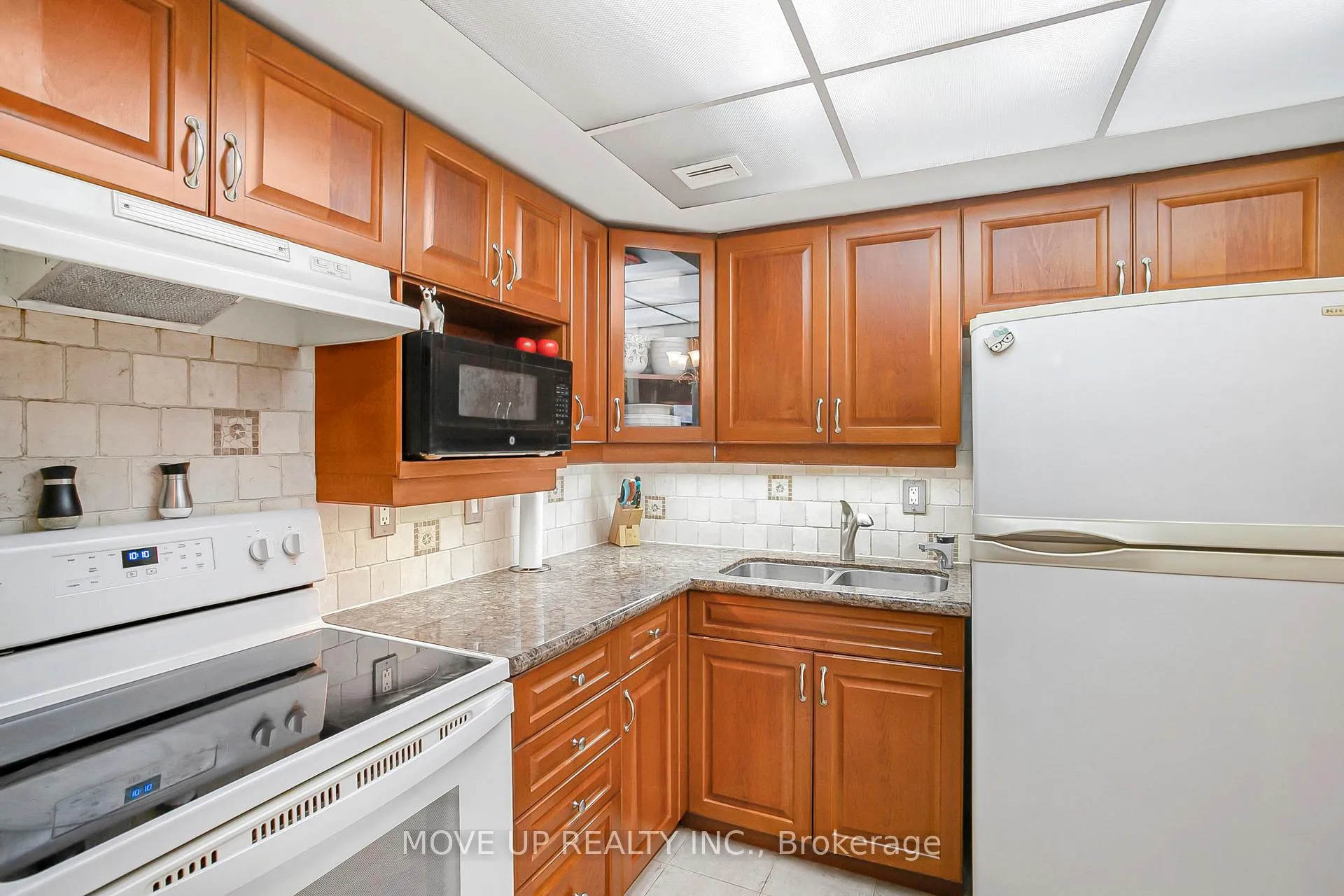 Photo 7 of Unit 203, 249 Major Mackenzie Drive E, Richmond Hill, Harding — HOMEH