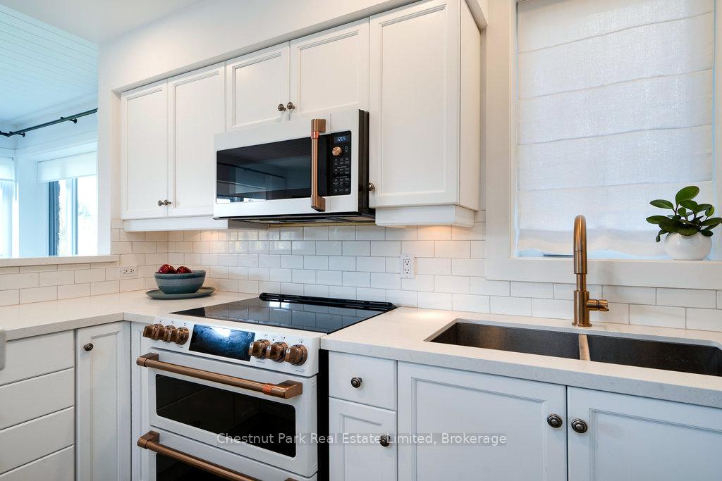 Photo 13 of 627 Johnston Park Avenue, Collingwood — HOMEH