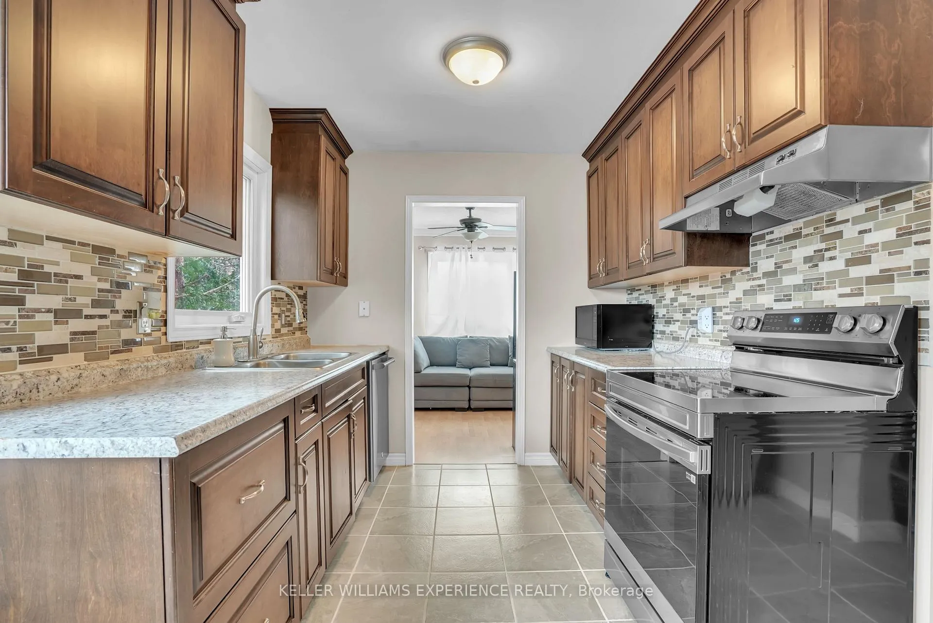 Photo 3 of 24 Lindsay Court, Barrie, Cundles East — HOMEH
