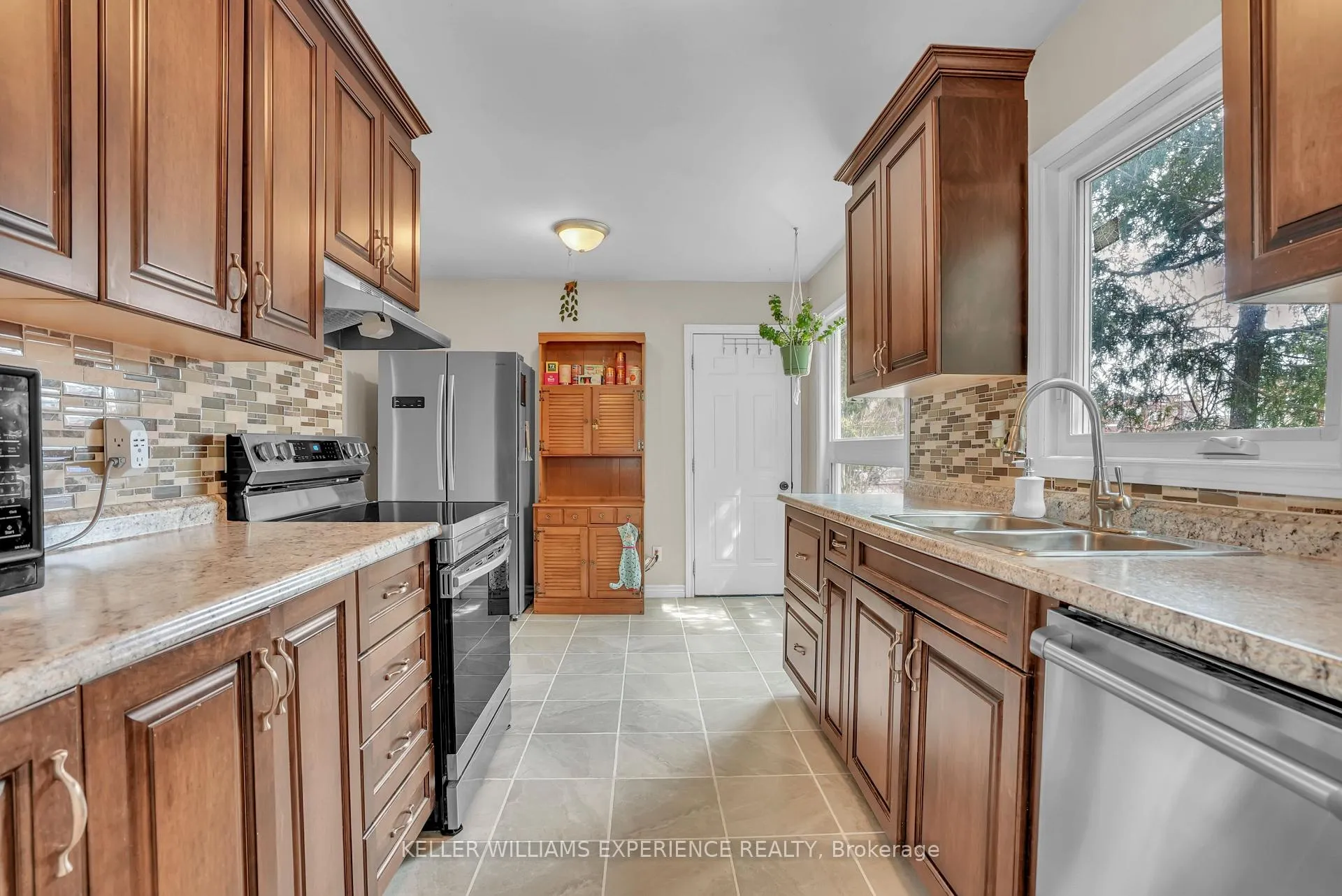 Photo 5 of 24 Lindsay Court, Barrie, Cundles East — HOMEH