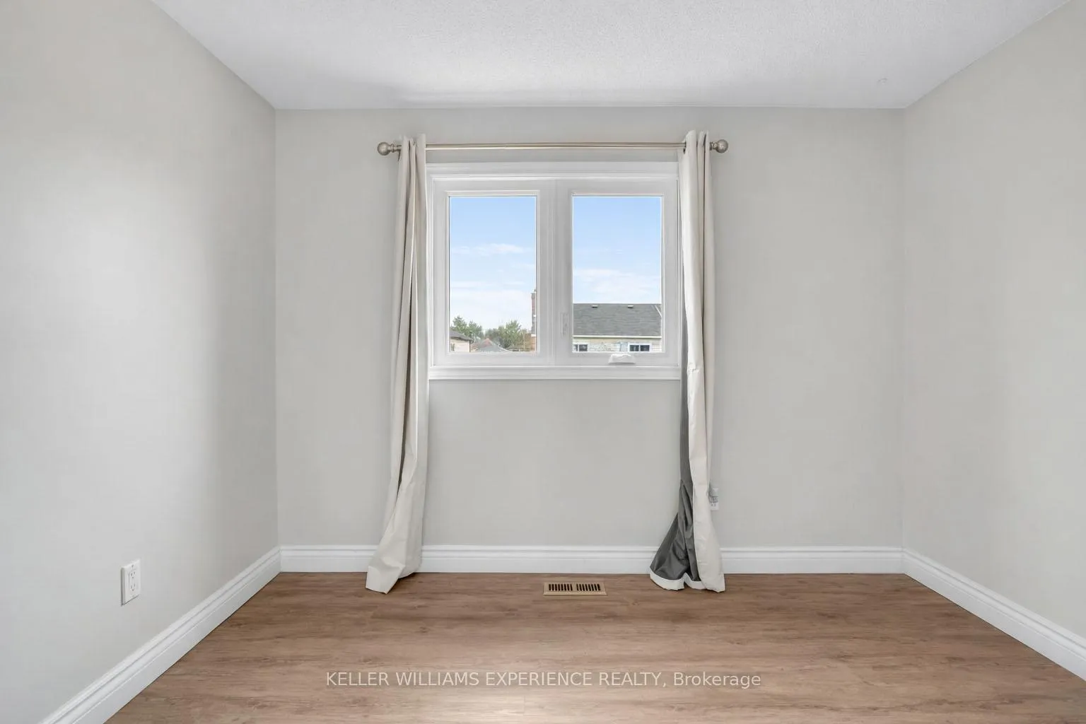 Photo 12 of 24 Lindsay Court, Barrie, Cundles East — HOMEH