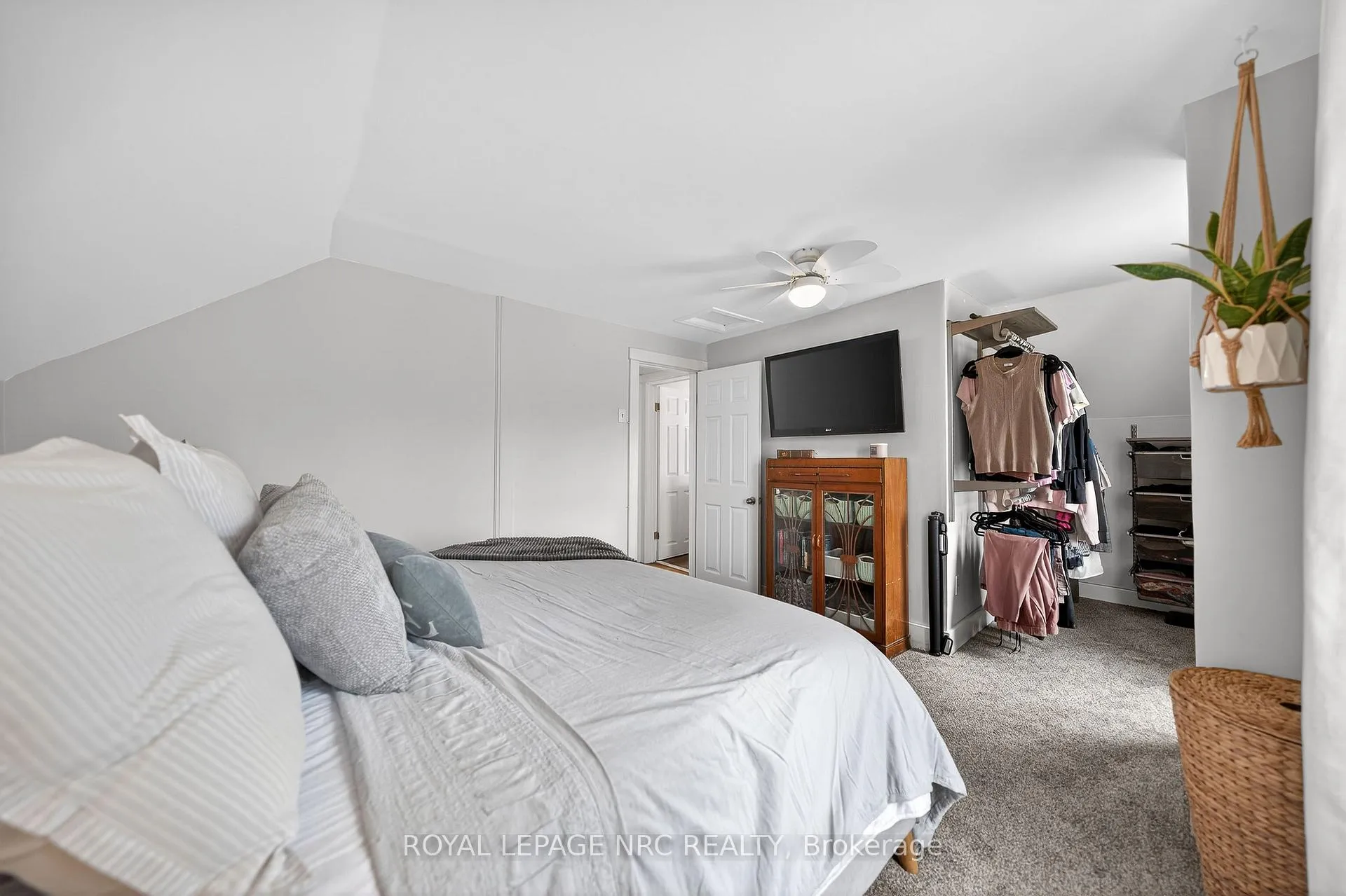 Photo 26 of 23 Pinecrest Avenue, St. Catharines, Burleigh Hill — HOMEH