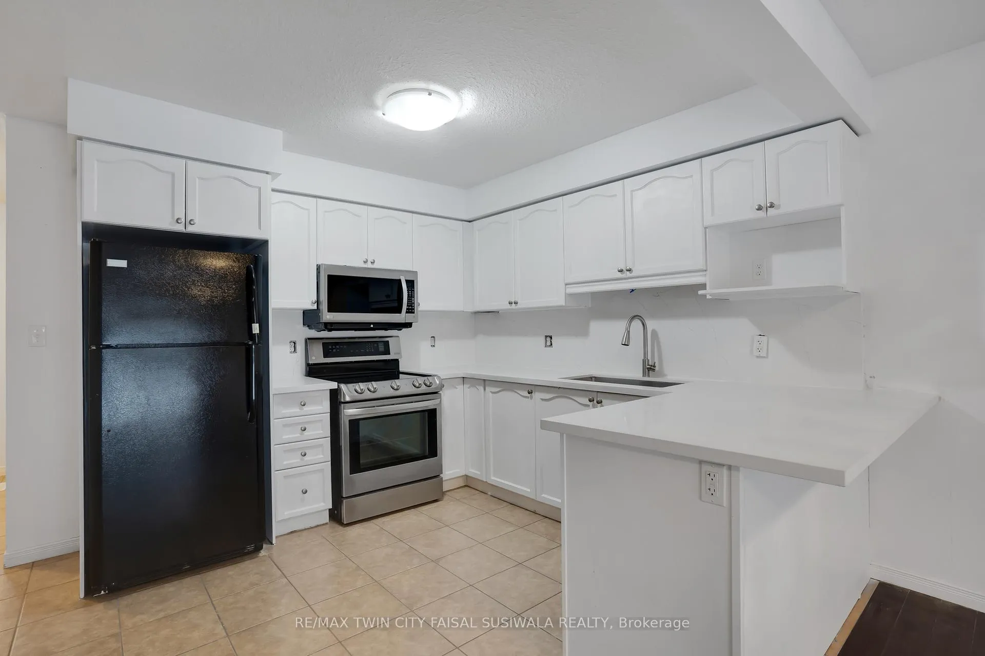 Photo 4 of 310 Fallowfield Drive, Kitchener, Country Hills East — HOMEH