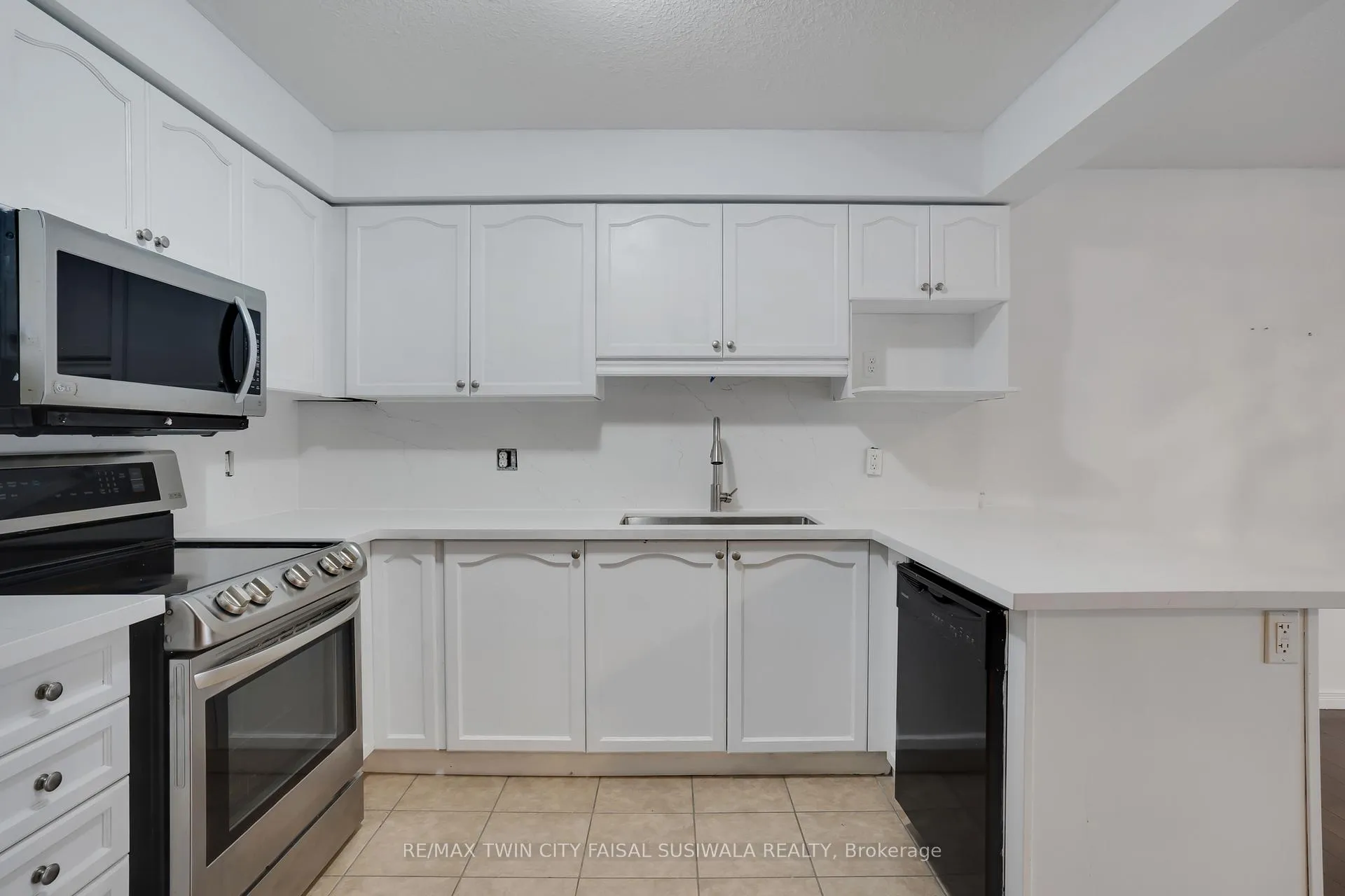 Photo 6 of 310 Fallowfield Drive, Kitchener, Country Hills East — HOMEH