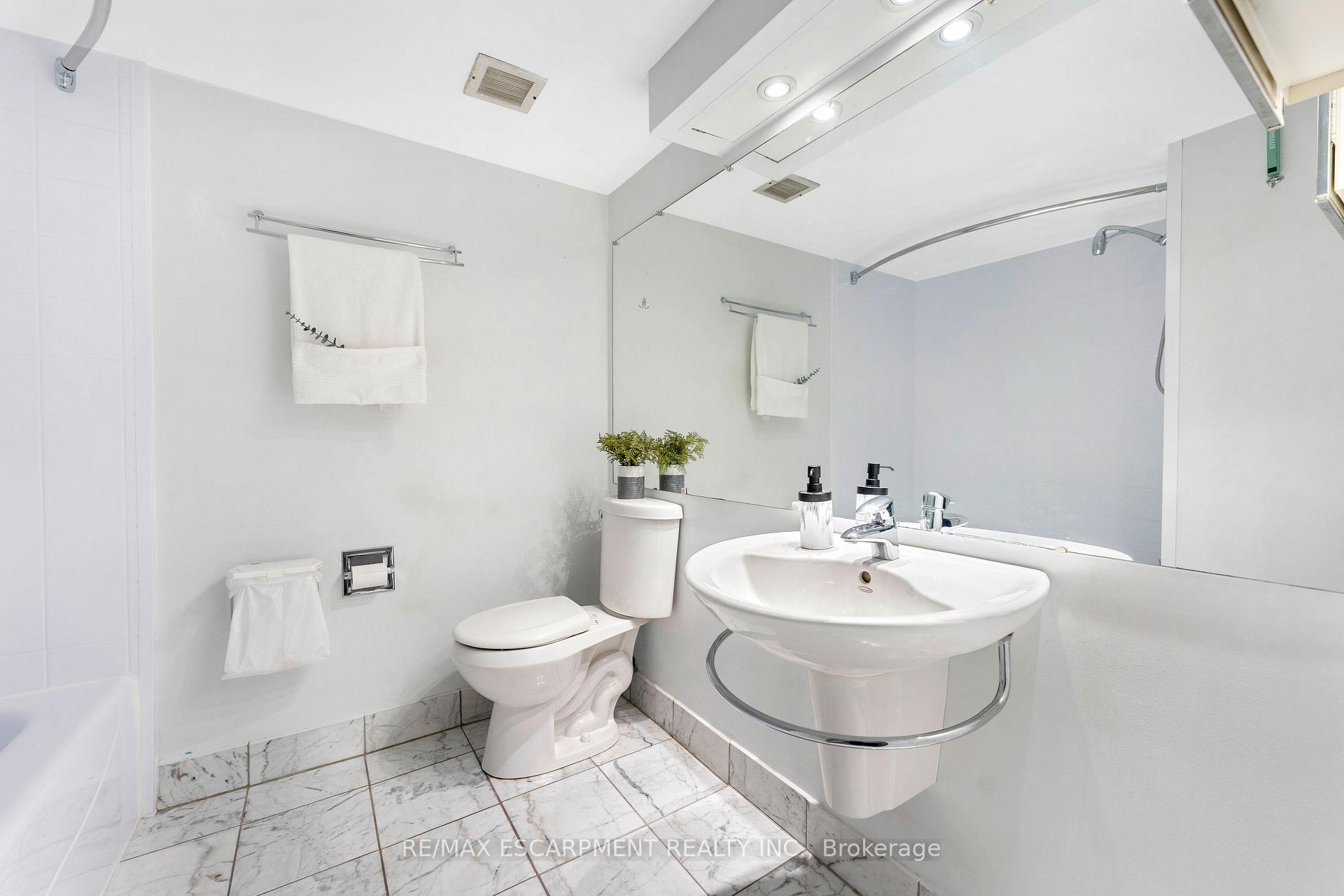 Photo 11 of Unit 811, 65 Scadding Avenue, Toronto, Waterfront Communities — HOMEH