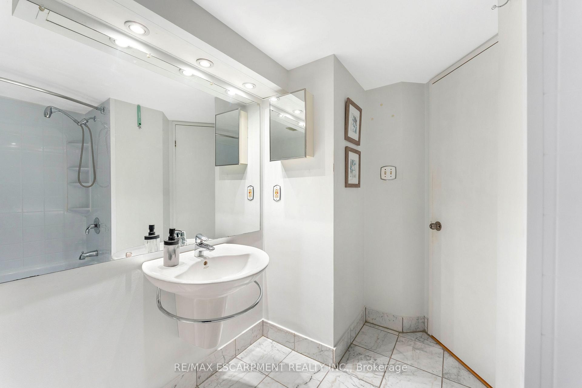 Photo 13 of Unit 811, 65 Scadding Avenue, Toronto, Waterfront Communities — HOMEH