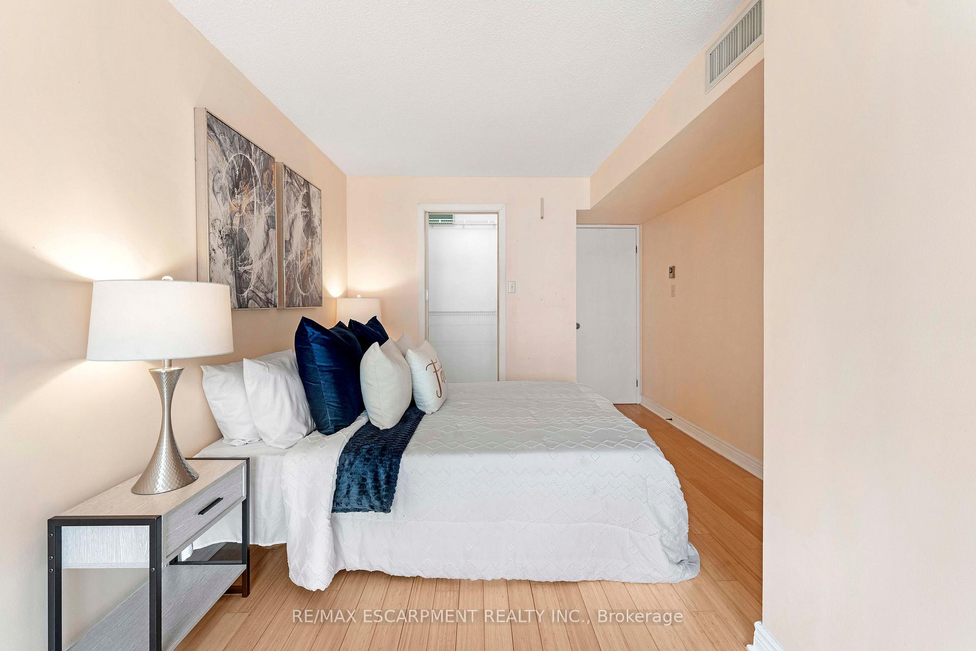 Photo 16 of Unit 811, 65 Scadding Avenue, Toronto, Waterfront Communities — HOMEH