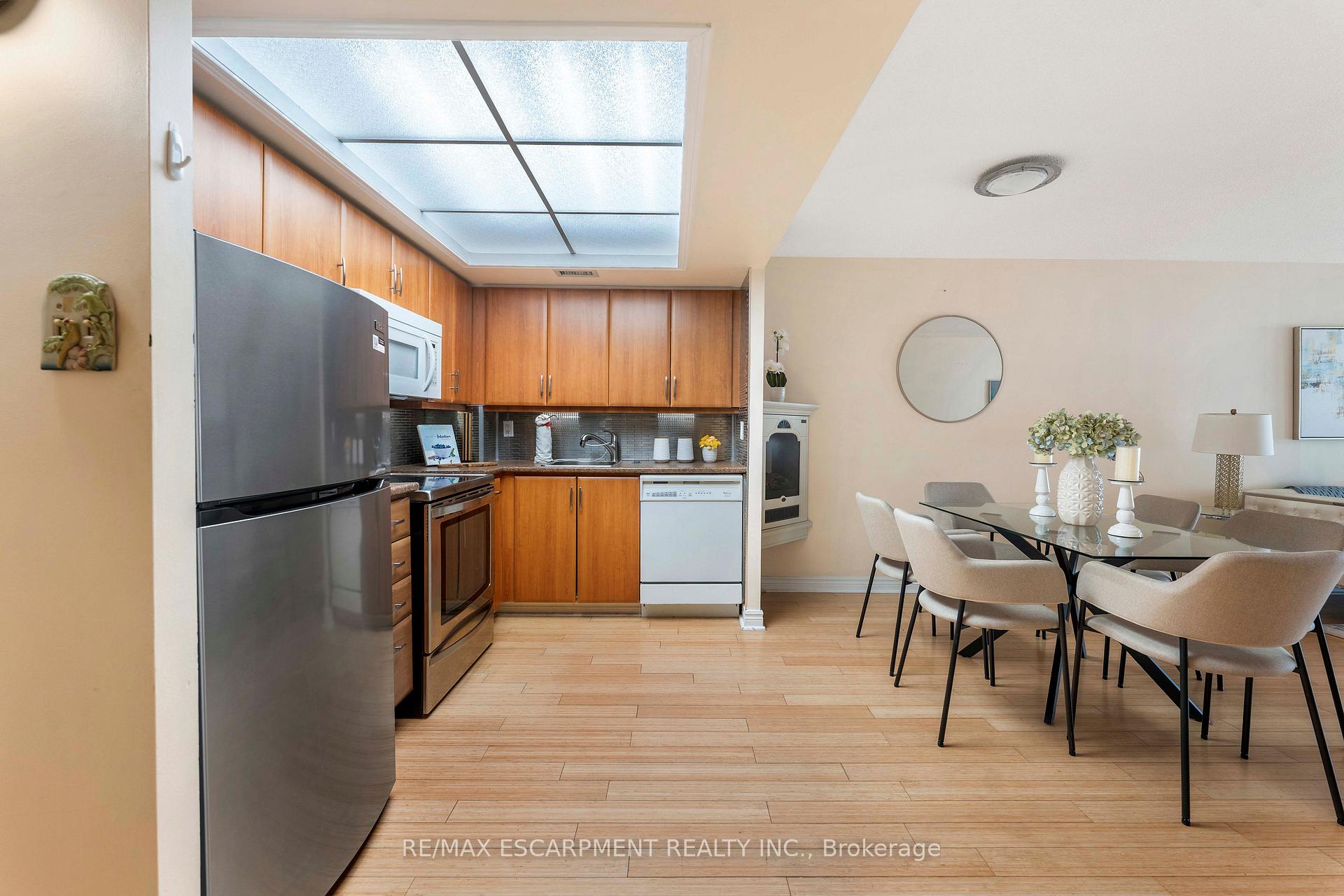 Photo 21 of Unit 811, 65 Scadding Avenue, Toronto, Waterfront Communities — HOMEH