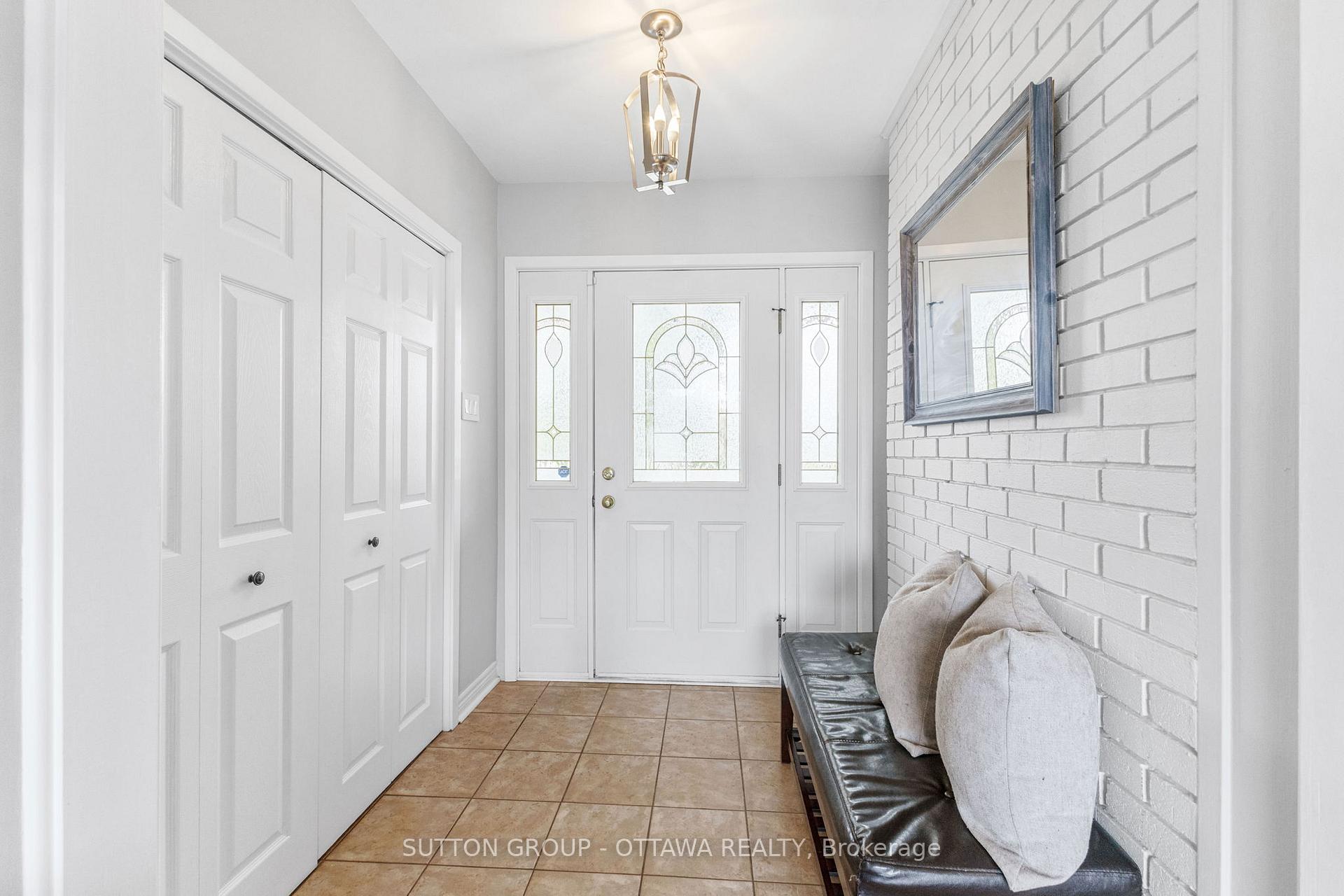 Photo 6 of 22 Phillip Drive, Ottawa, Borden Farm/Stewart Farm/Carleton Heights/Parkwood Hills — HOMEH
