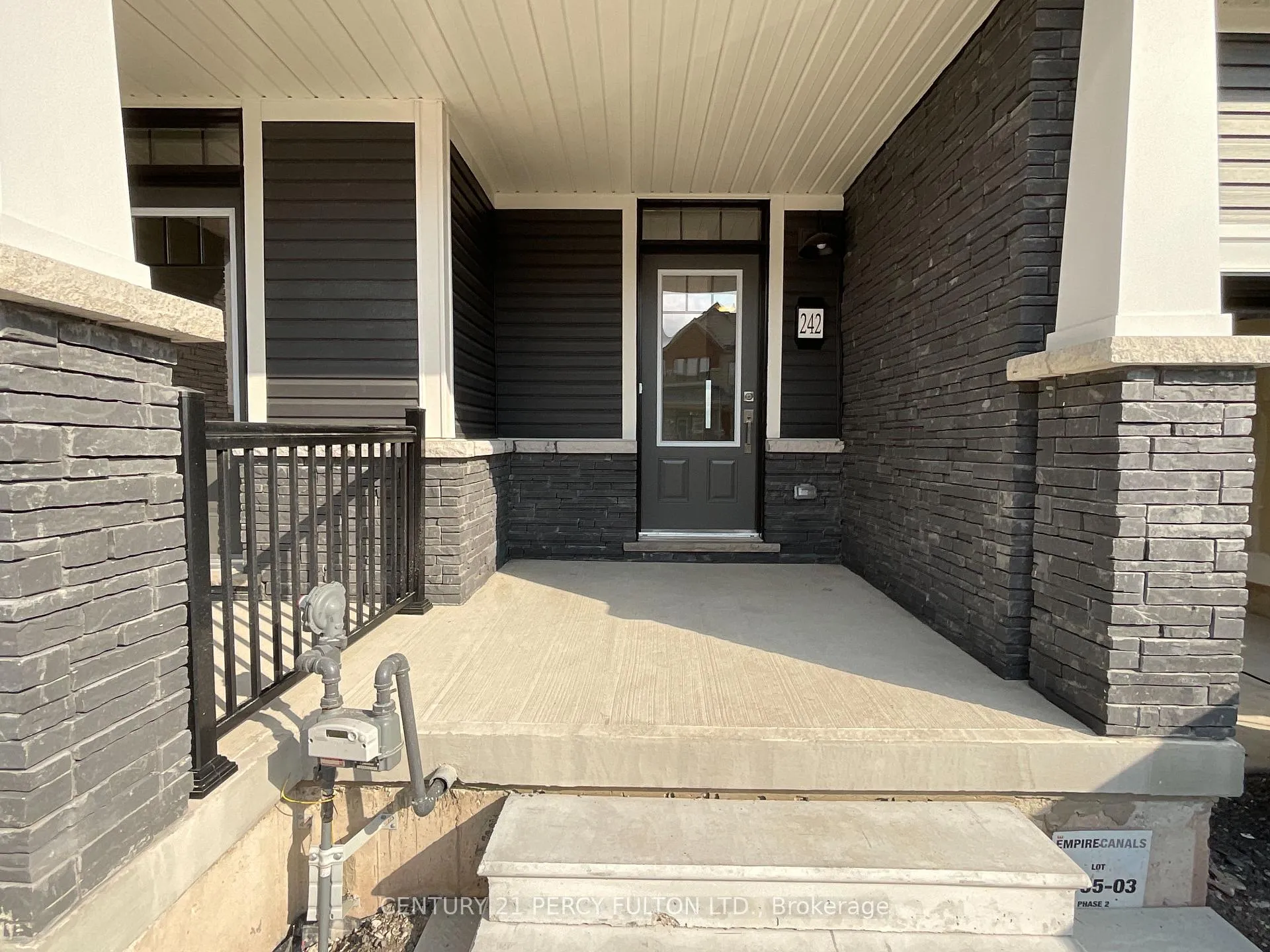 Photo 2 of 242 Port Crescent, Welland, Dain City — HOMEH