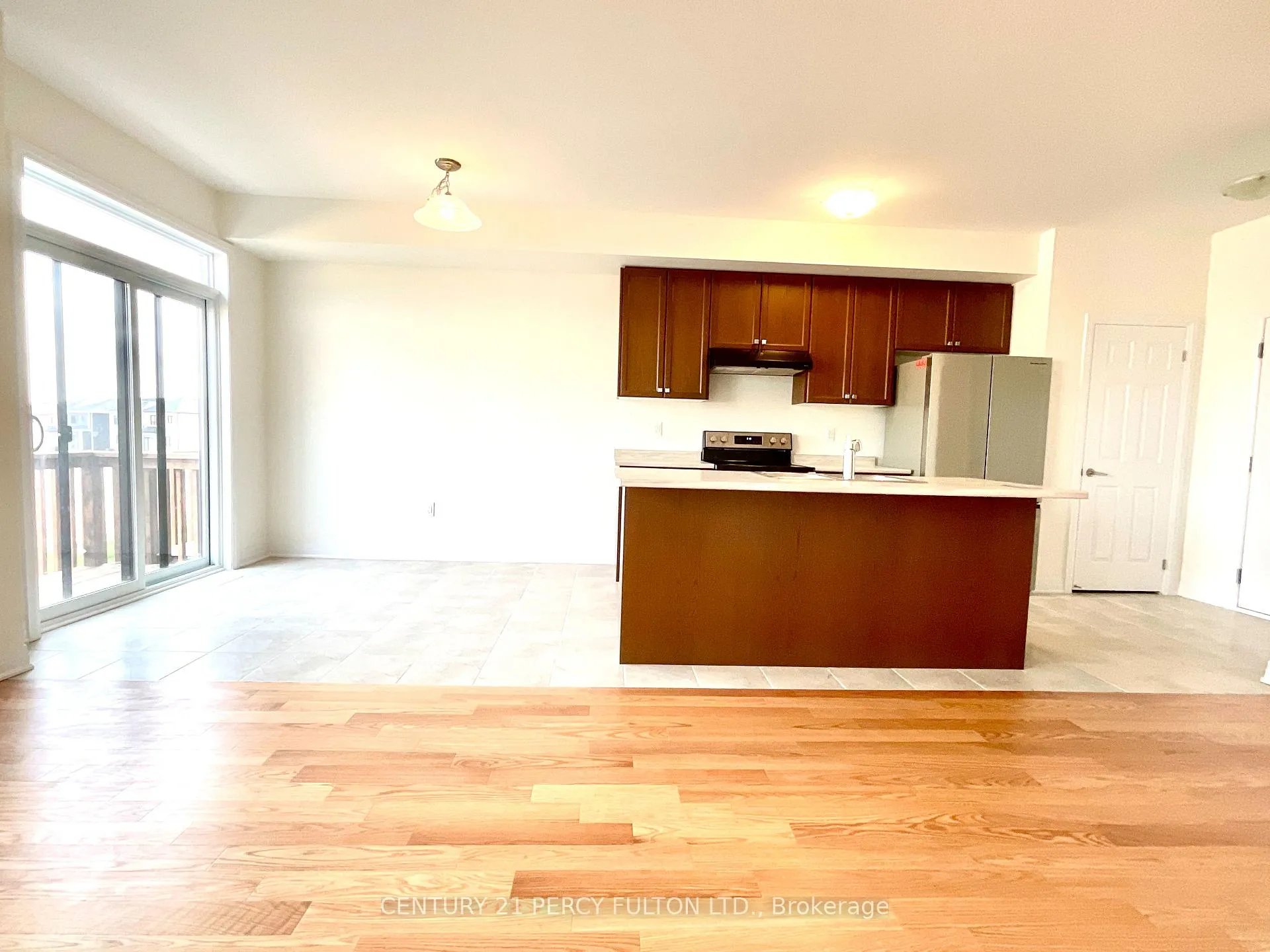 Photo 3 of 242 Port Crescent, Welland, Dain City — HOMEH